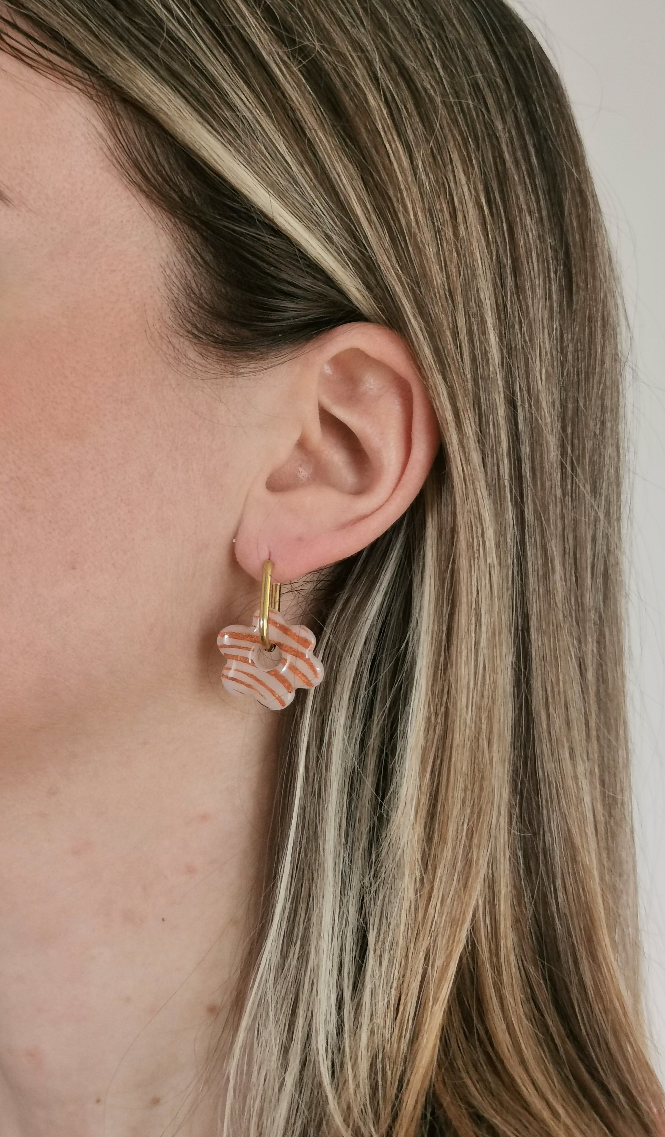 Boucles d'Oreilles Fleur zébré orange cuivré et translucide, Bijou Fait Main en France, Acier Inoxydable 304L