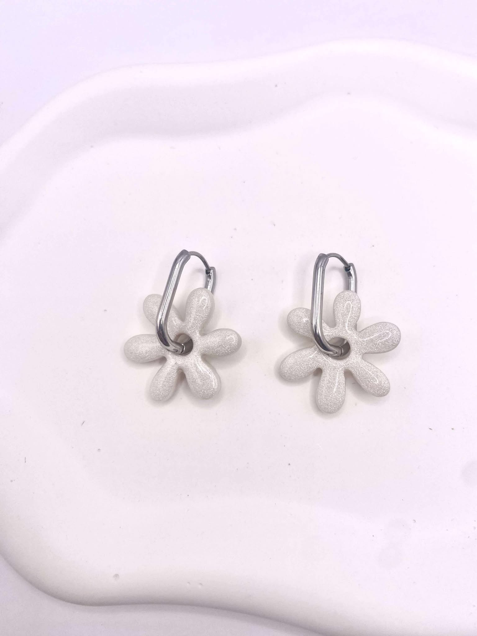 Boucles d'Oreilles blanche nacrée, Fleur pop , Bijou Fait Main en France