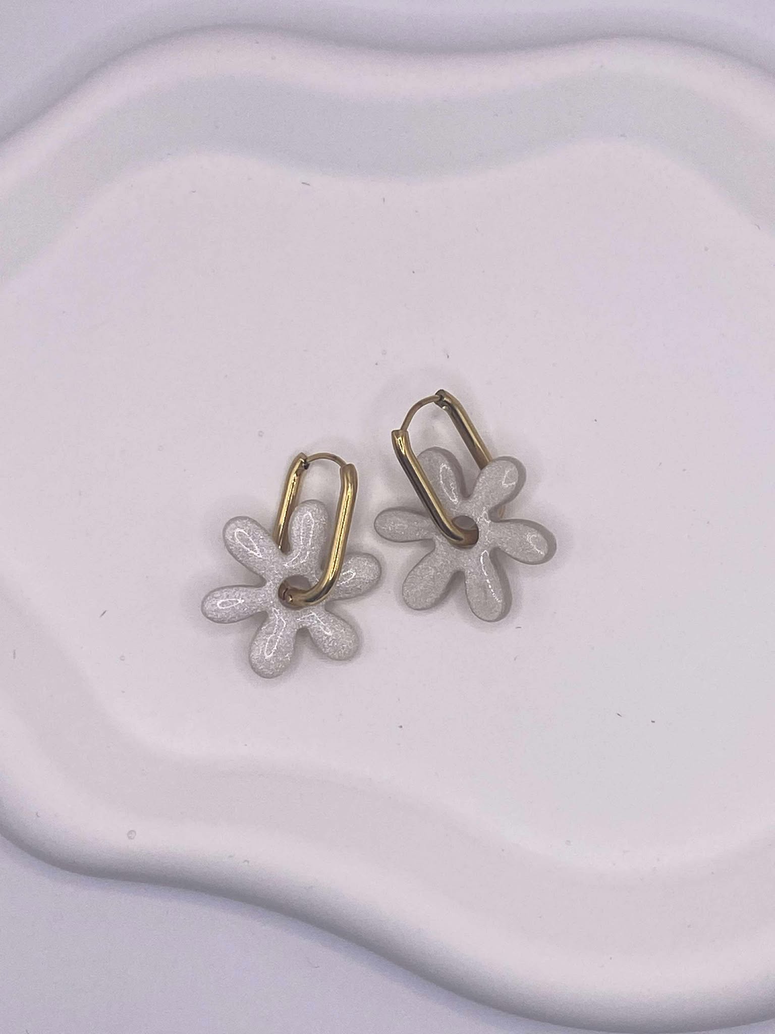 Boucles d'Oreilles blanche nacrée, Fleur pop , Bijou Fait Main en France