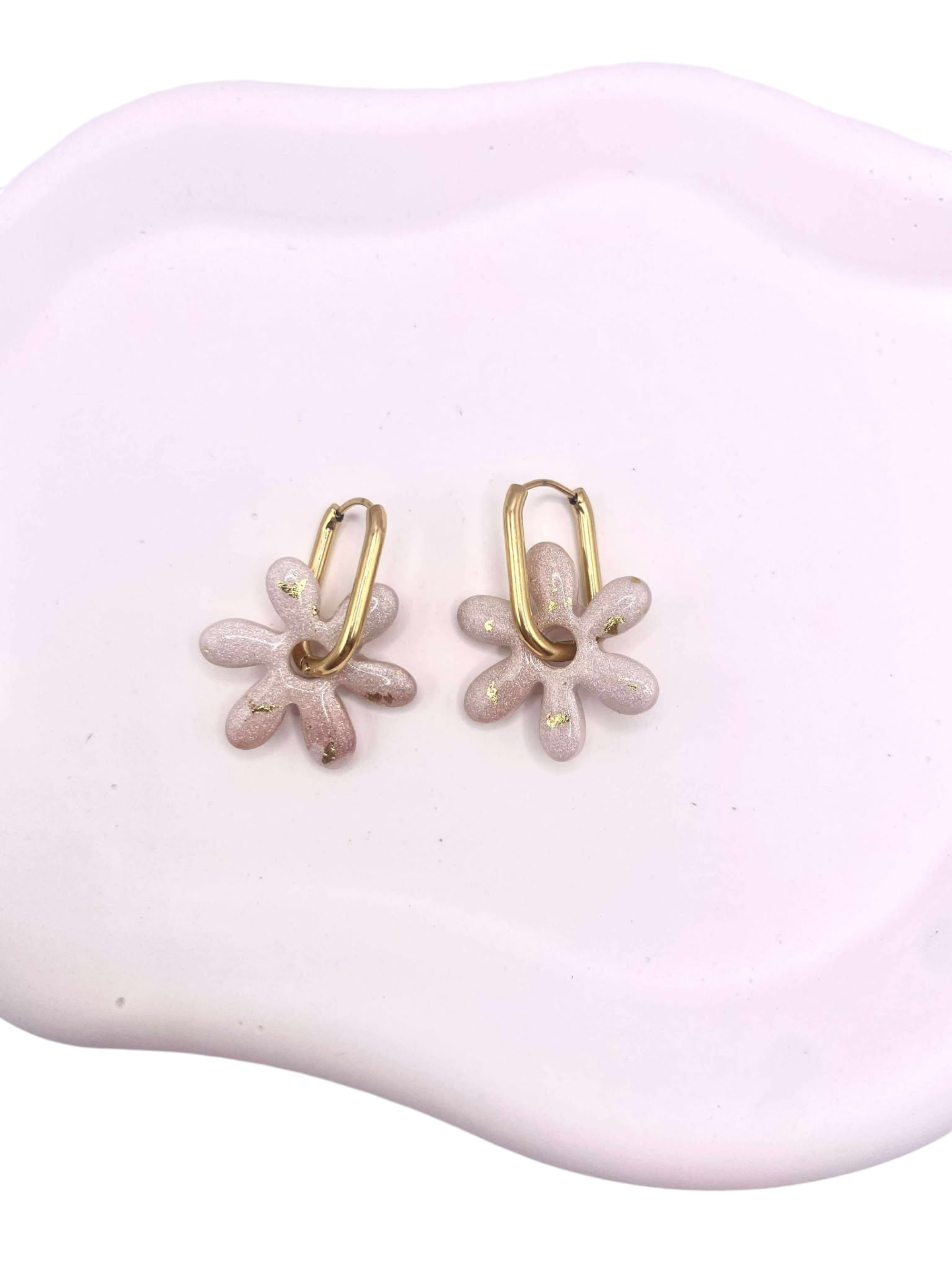 Boucle d'oreille fleur motif marguerite blanc or