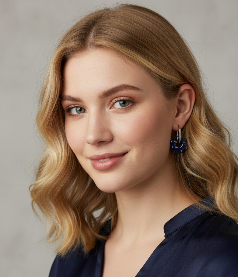 Boucles d'Oreilles Créoles Fleur Bleu Nuit & Feuille d'Or, Bijou Fait Main en France
