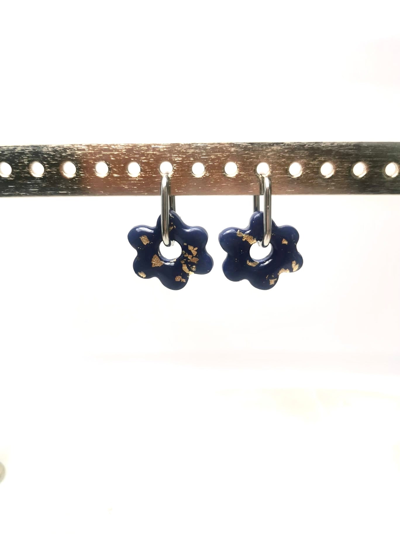Boucle d'oreille bleu nuit avec éclat de feuille d'or et créole argent