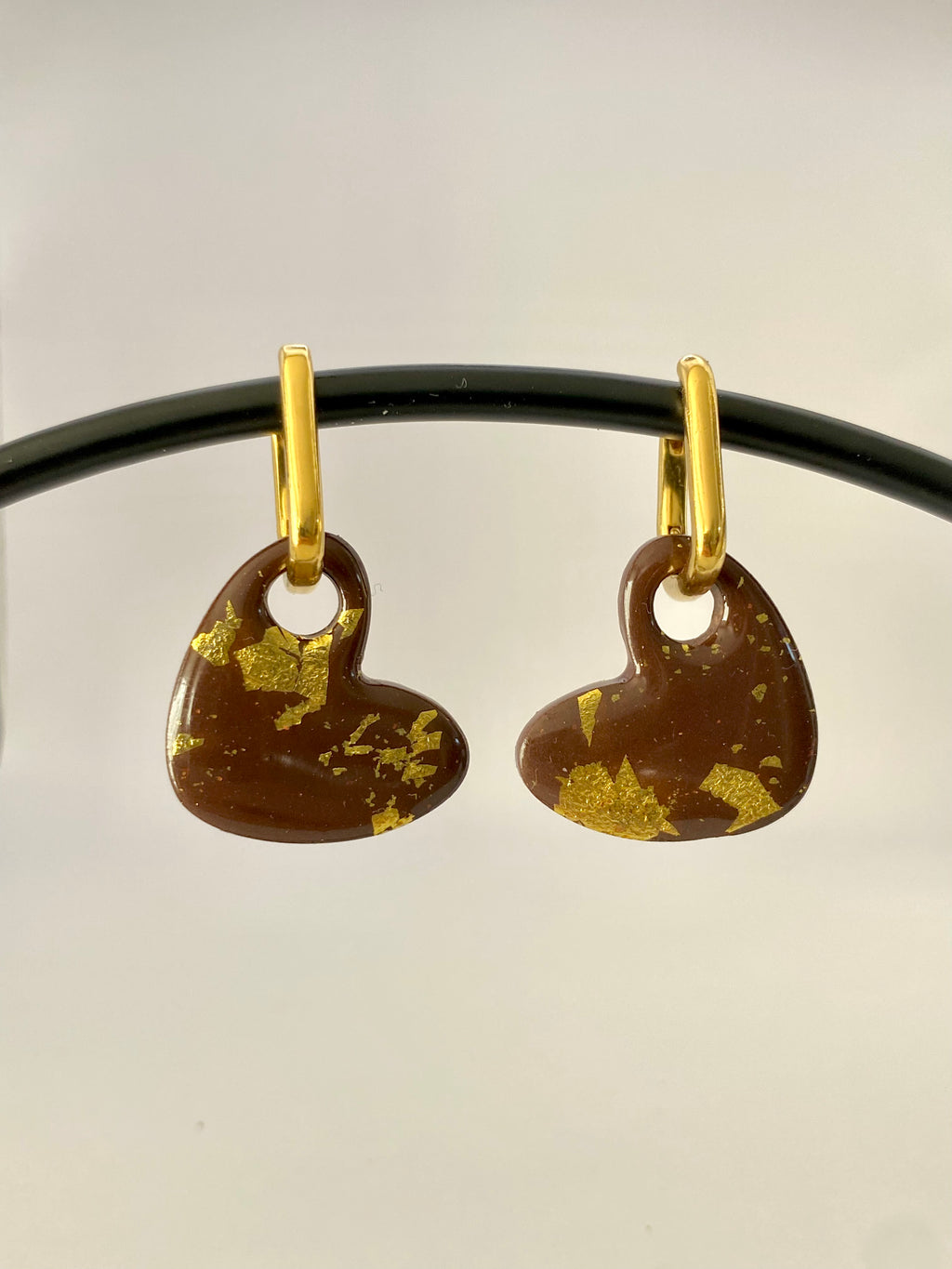 Boucles d'oreilles coeur marron avec feuille d'or