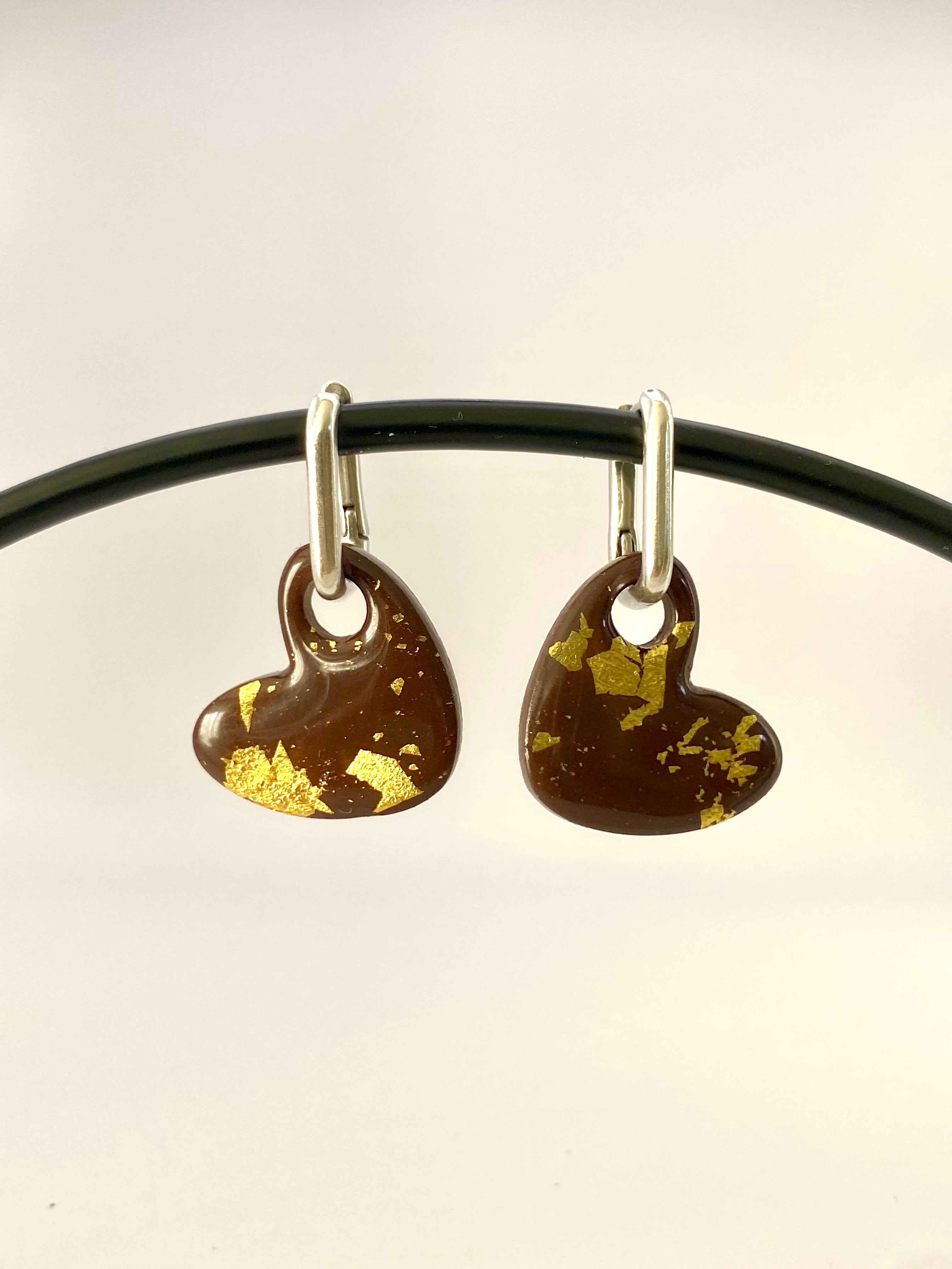 Boucles d'oreilles coeur marron avec feuille d'or