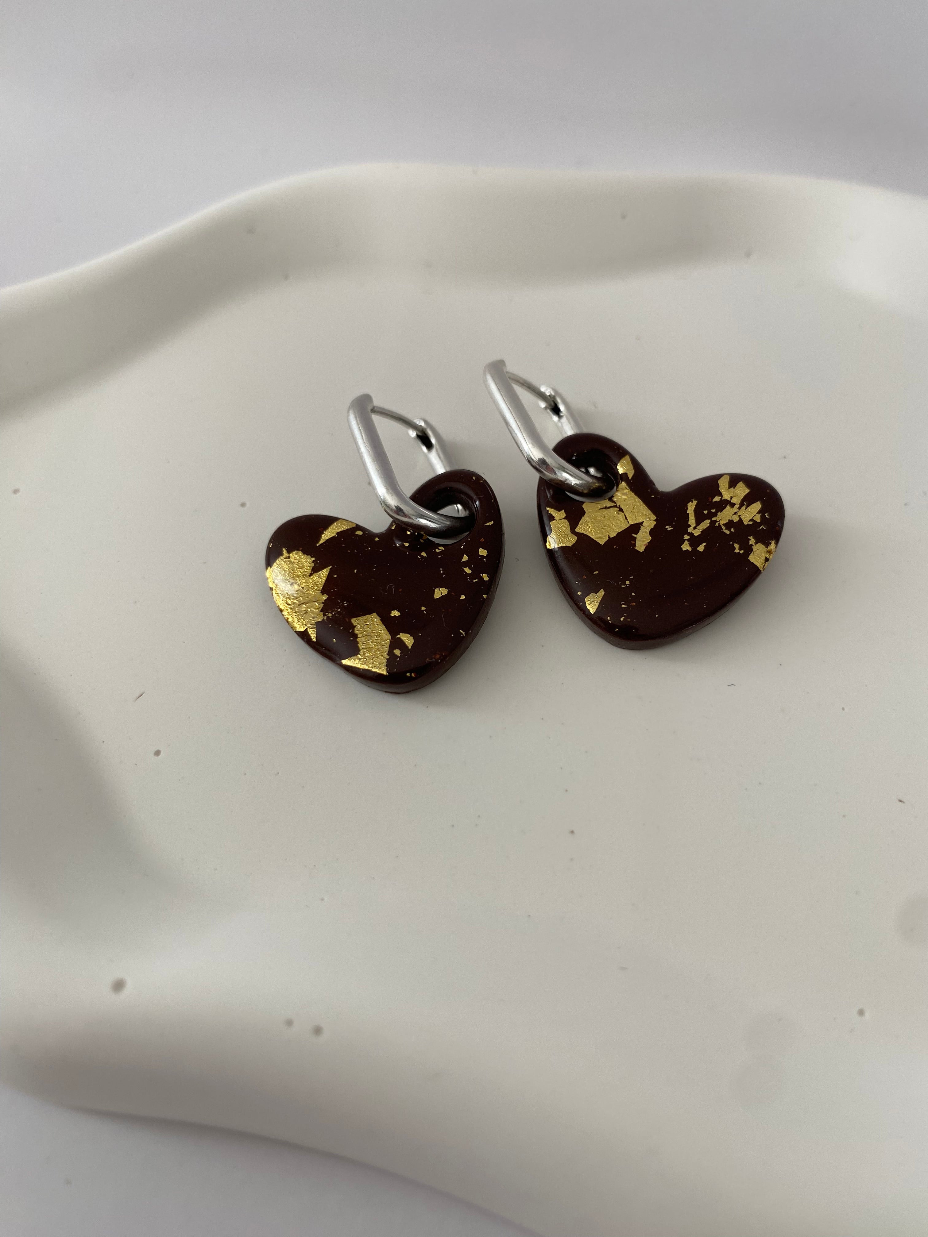 Boucles d'oreilles coeur marron avec feuille d'or