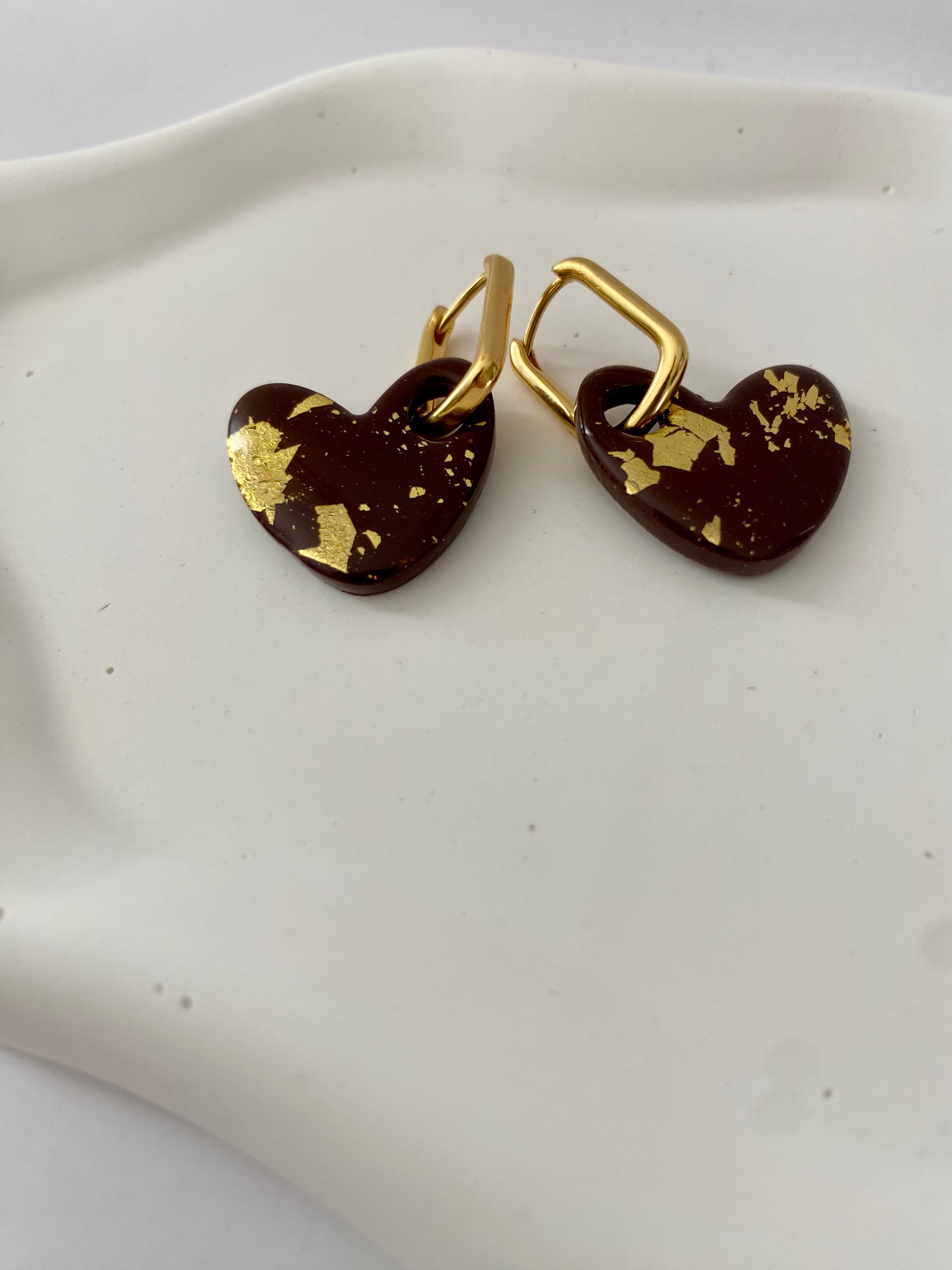 Boucles d'oreilles coeur marron avec feuille d'or