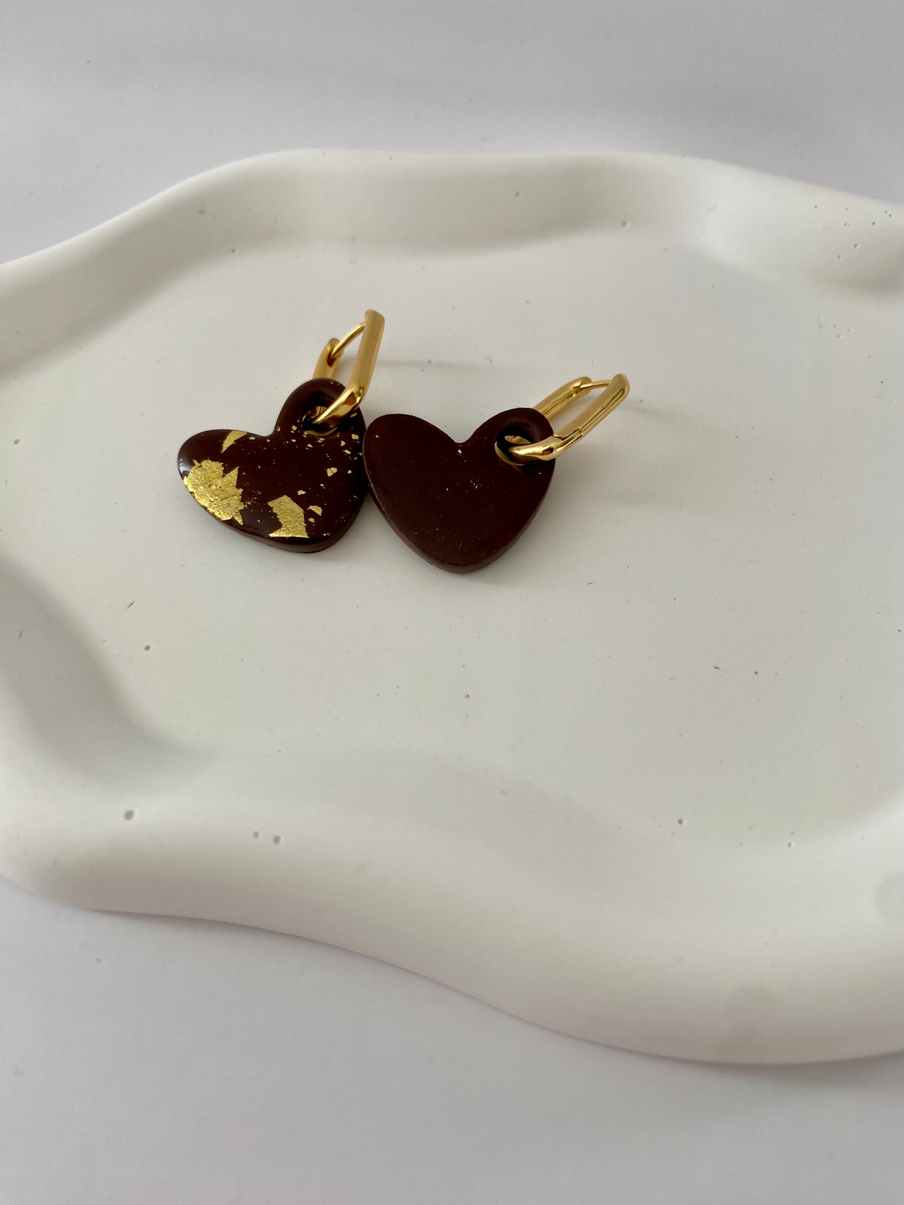 Boucles d'oreilles coeur marron avec feuille d'or