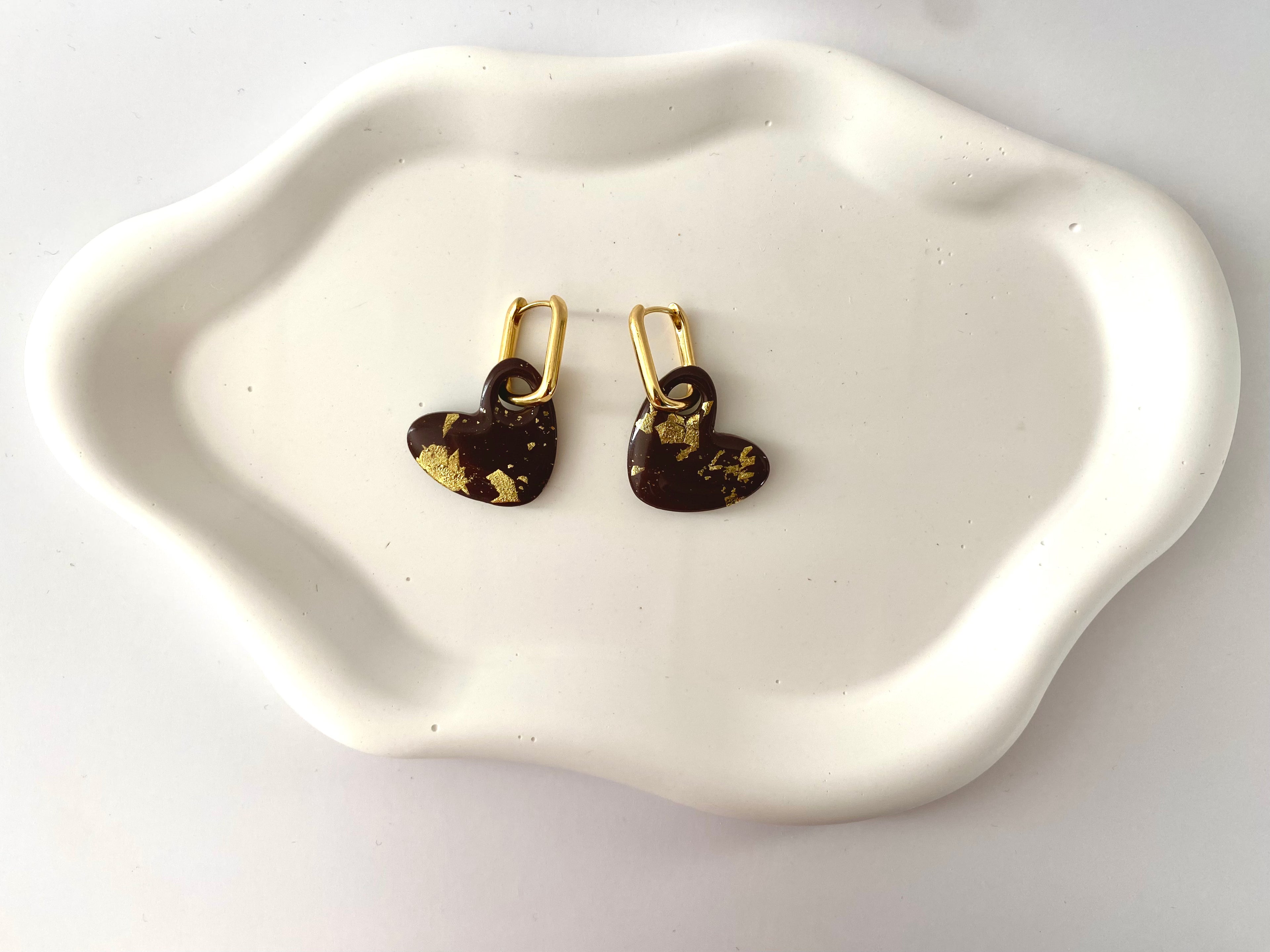 Boucles d'oreilles coeur marron avec feuille d'or