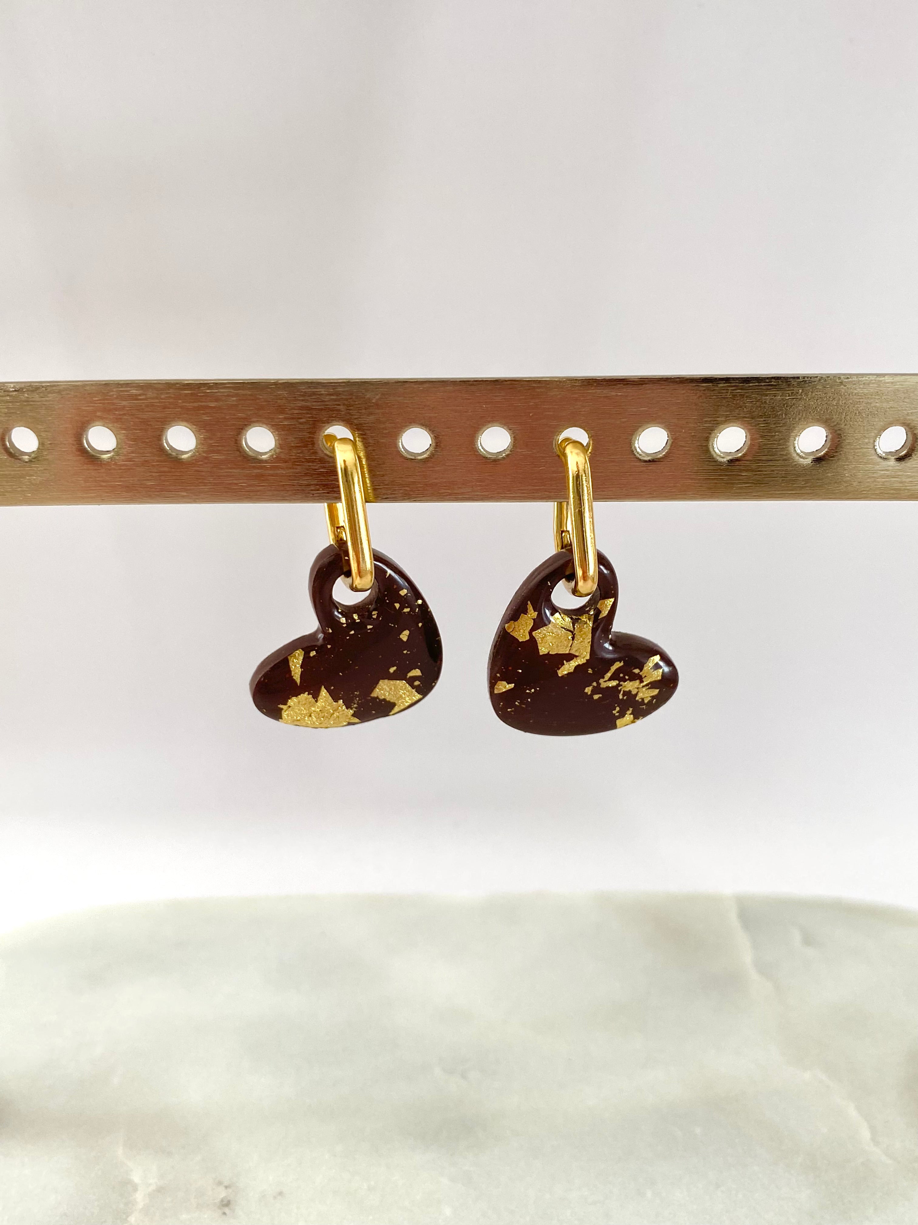 Boucles d'oreilles coeur marron avec feuille d'or