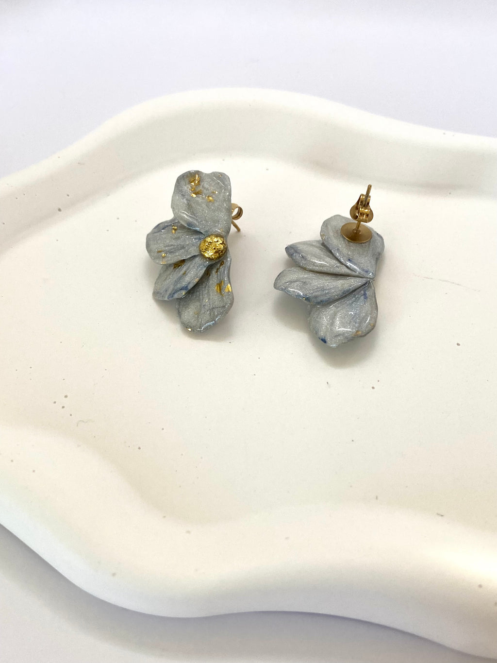 Boucle d'oreille demi fleur mcinqcréations recto et verso