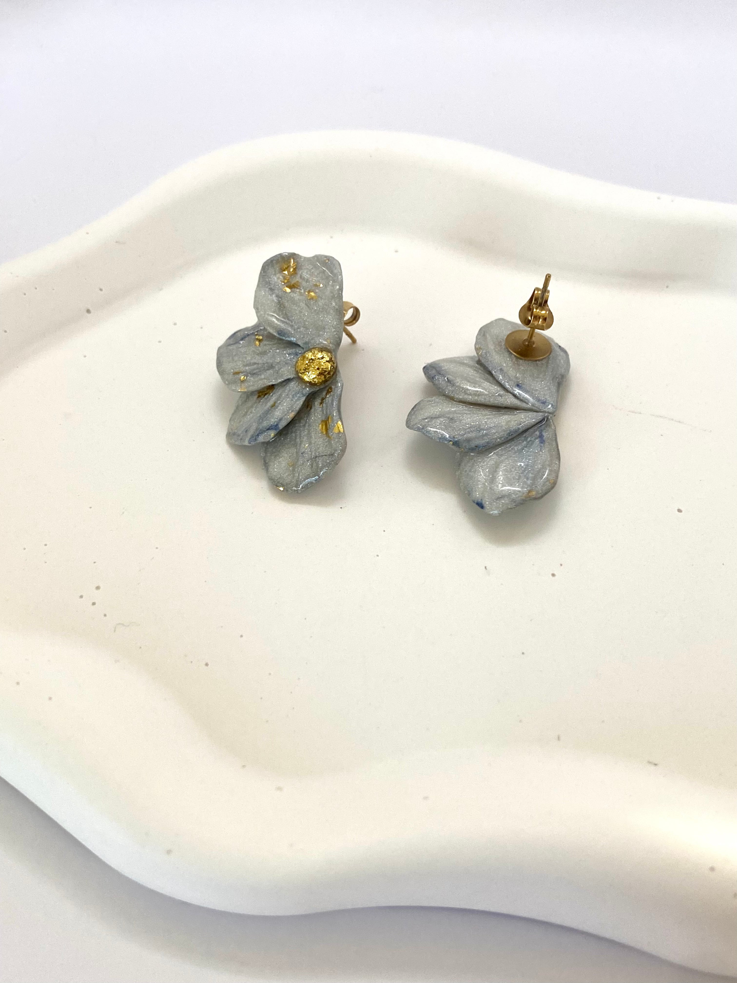 Boucle d'oreille demi fleur mcinqcréations recto et verso