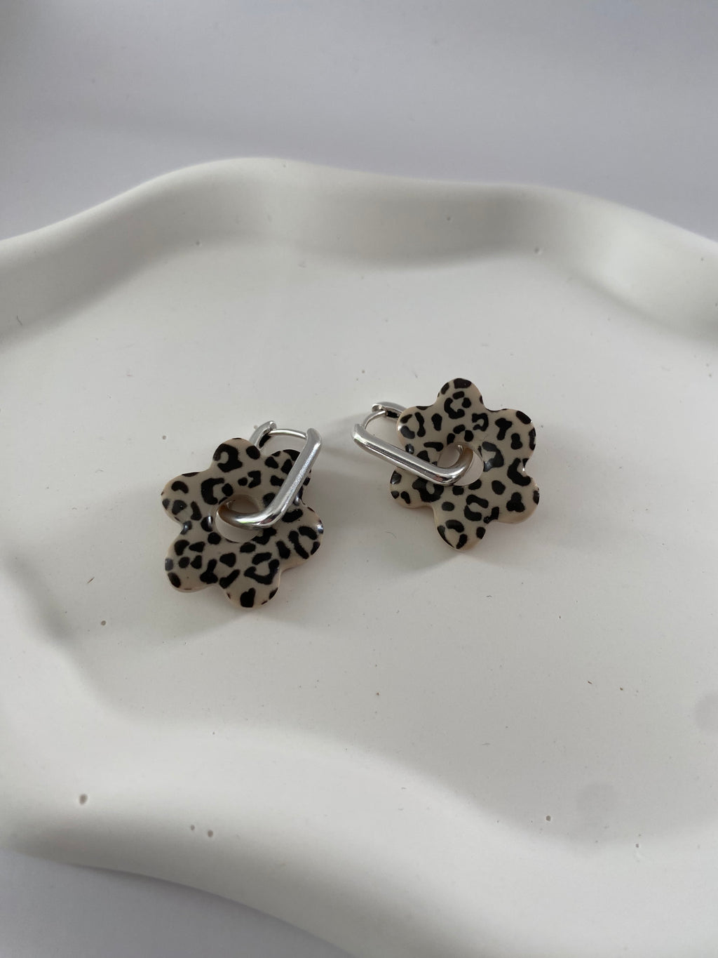 Boucles d'oreilles fleurs motif léopard et couleur au choix