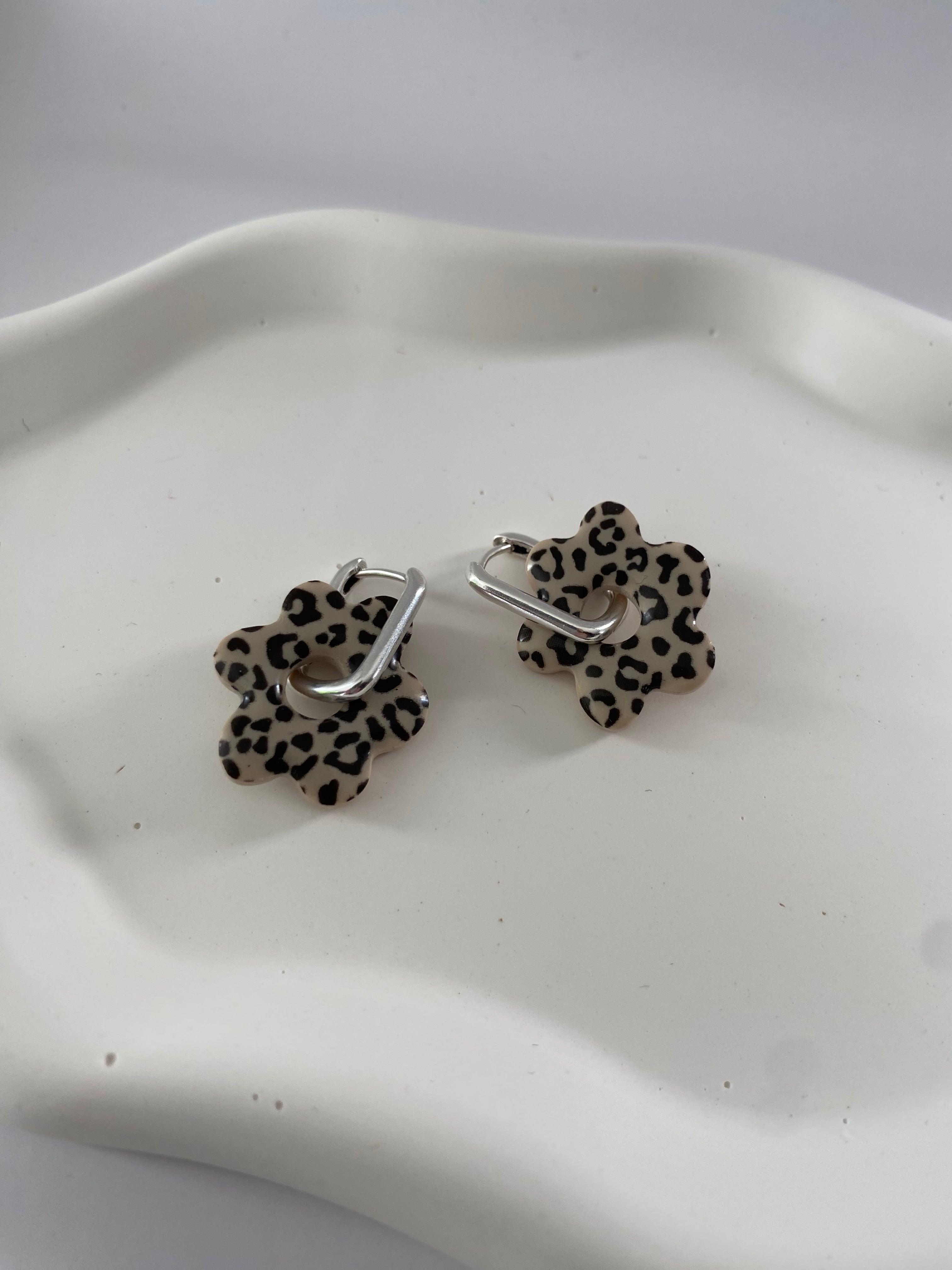 Boucles d'oreilles fleurs motif léopard et couleur au choix