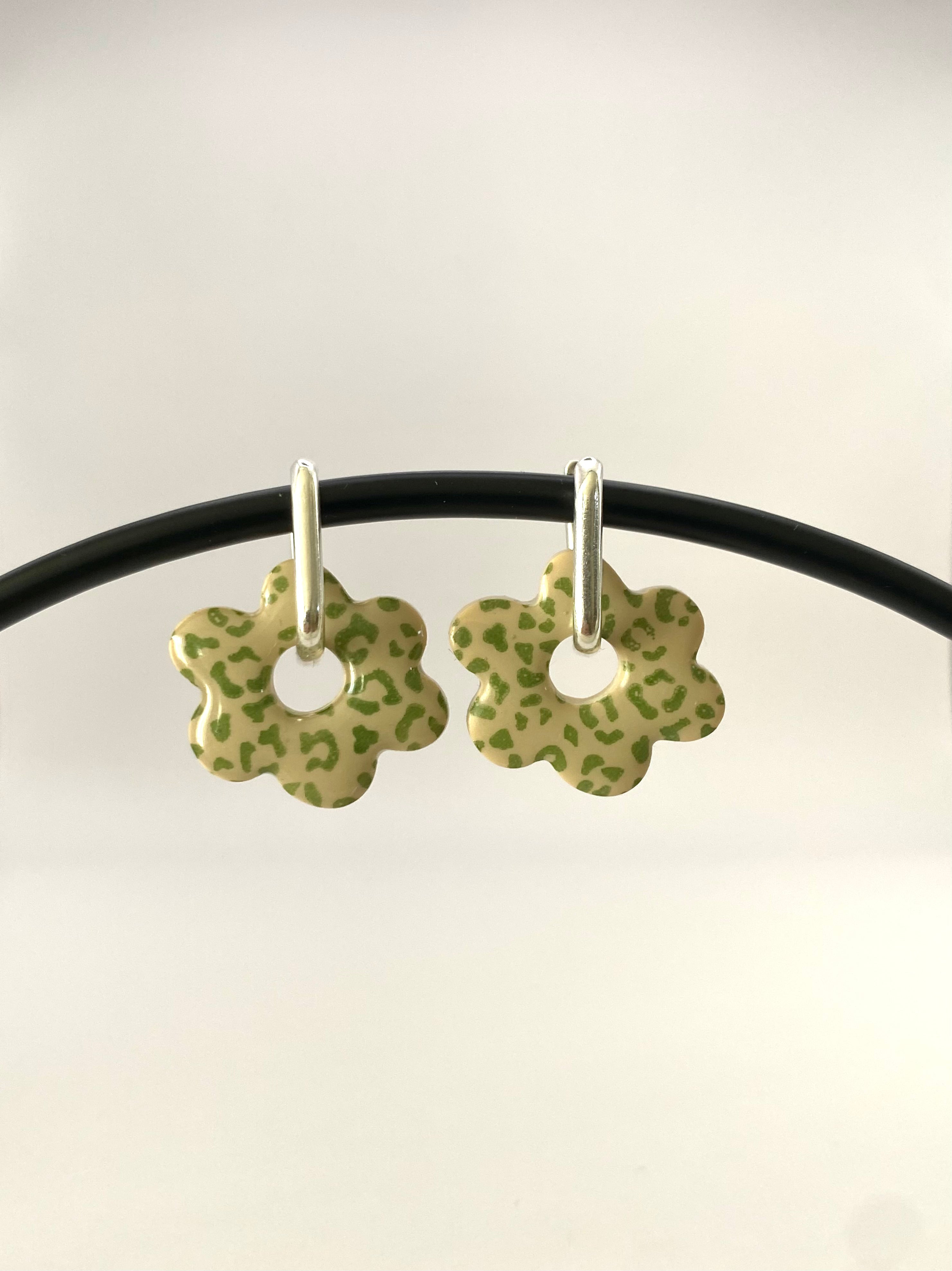 Boucles d'oreilles fleurs motif léopard et couleur au choix