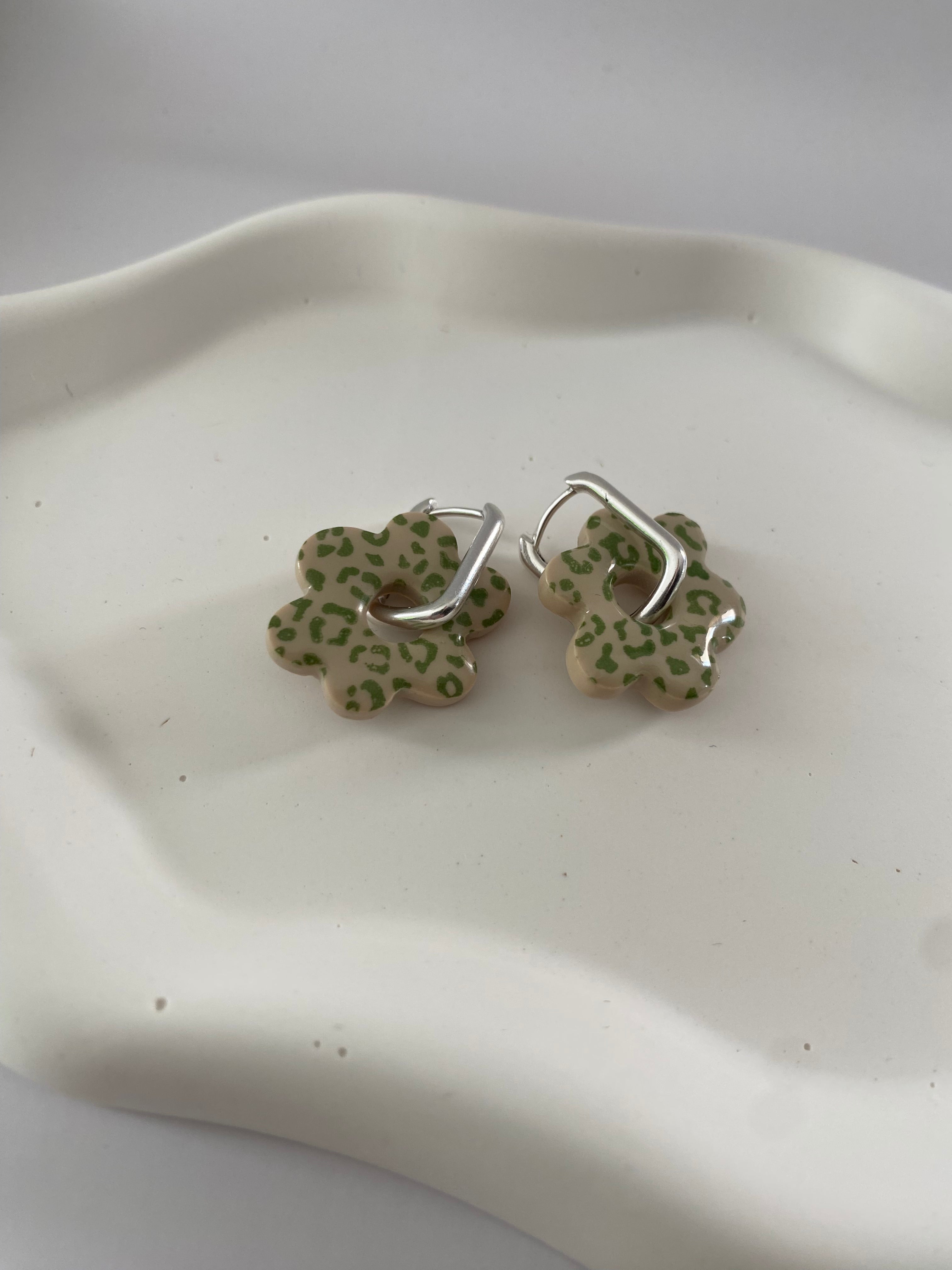 Boucles d'oreilles fleurs motif léopard et couleur au choix