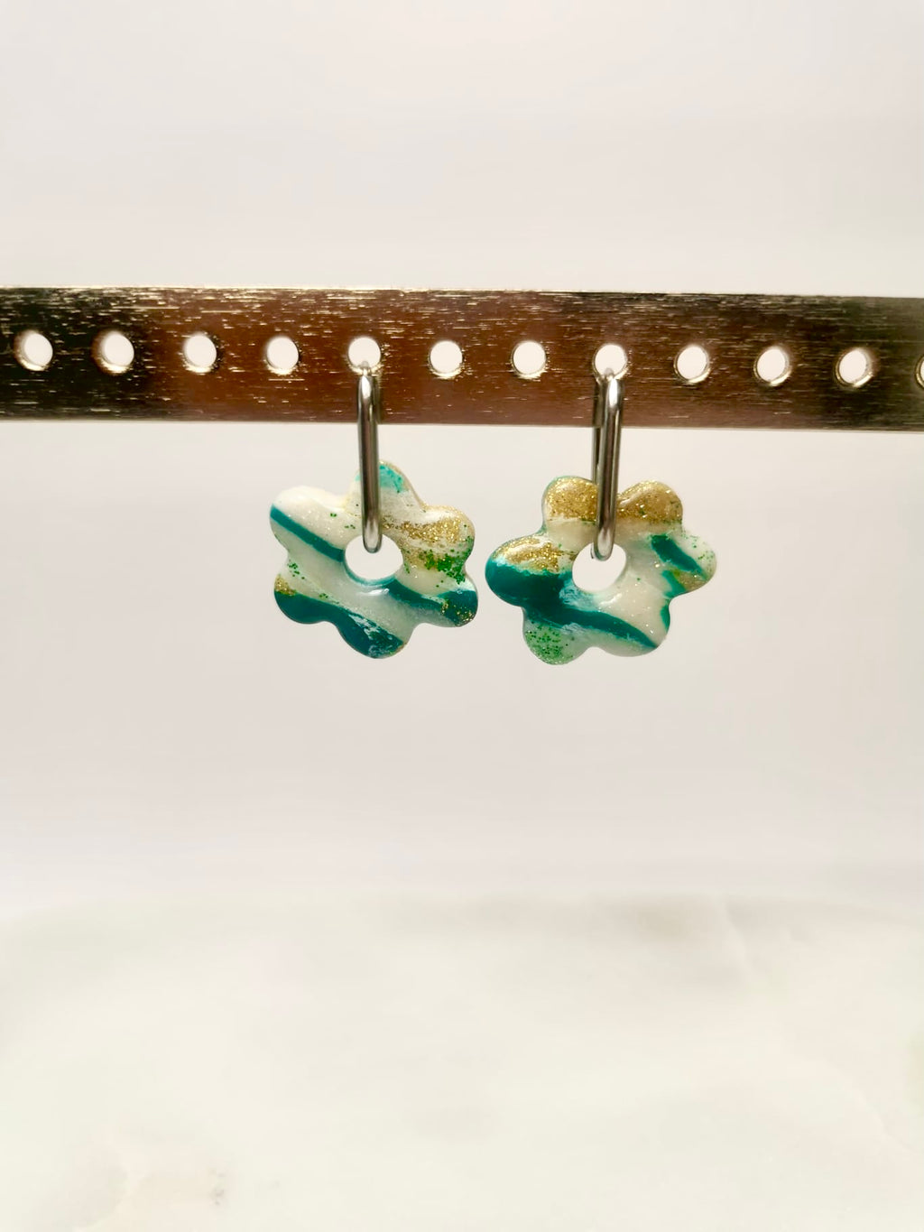 Boucle d'oreille vert blanc or créole argent