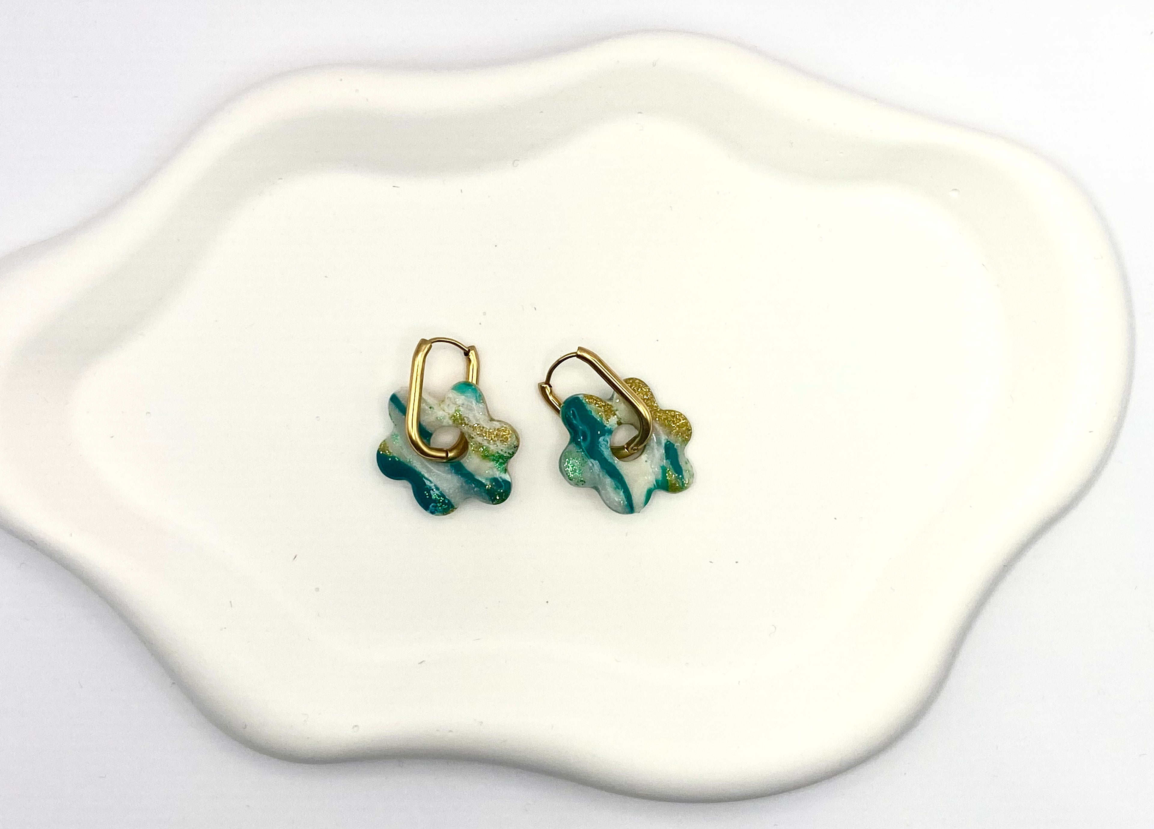 Boucle d'oreille vert blanc or effet marbre