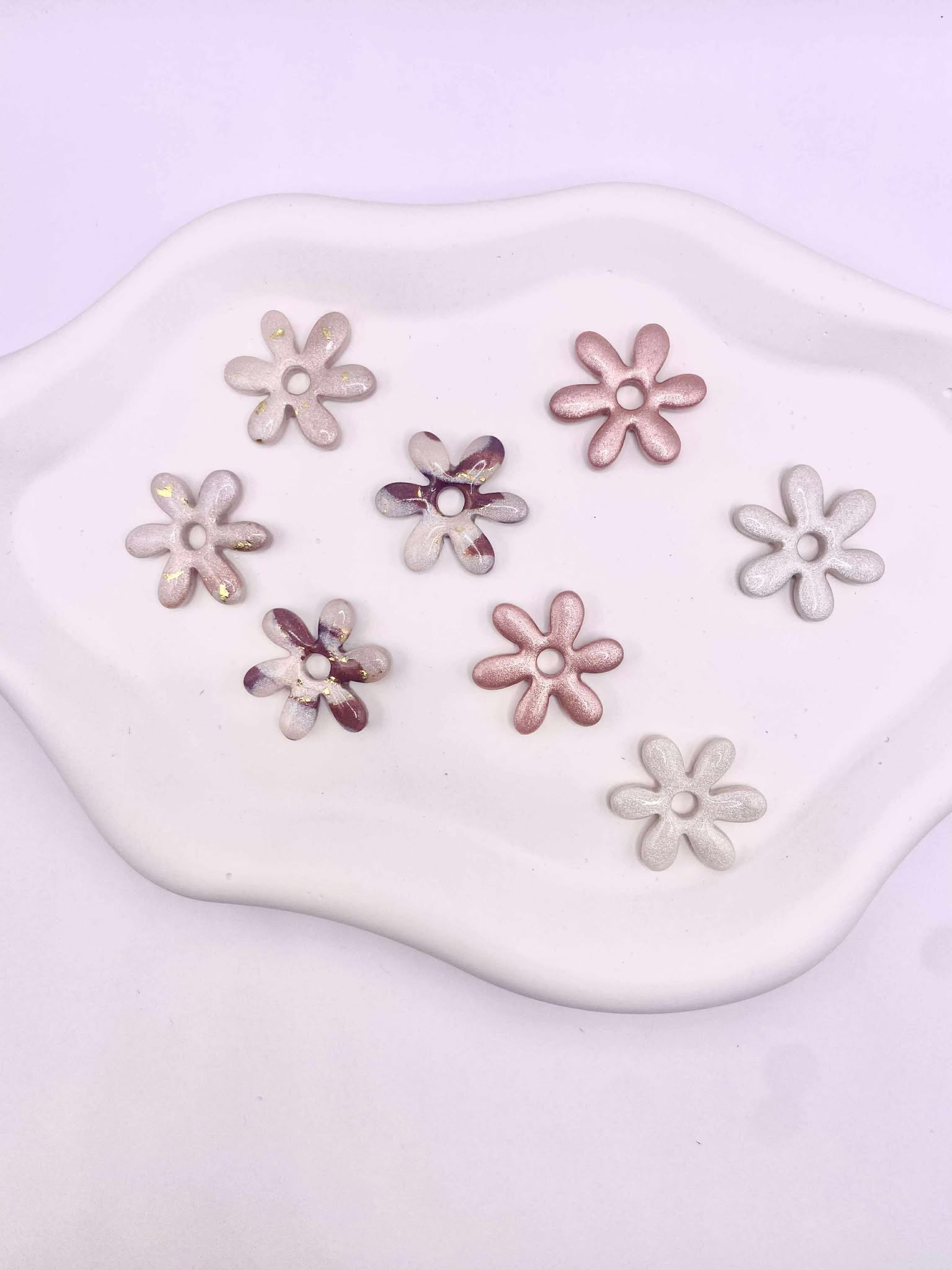 Boucles d'Oreilles blanche nacrée, Fleur pop , Bijou Fait Main en France