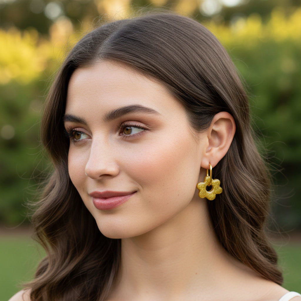 Boucles d'Oreilles Créoles Fleur couleur Or Pailleté Scintillant, Bijou Fait Main en France. Créoles Acier Inoxydable en option