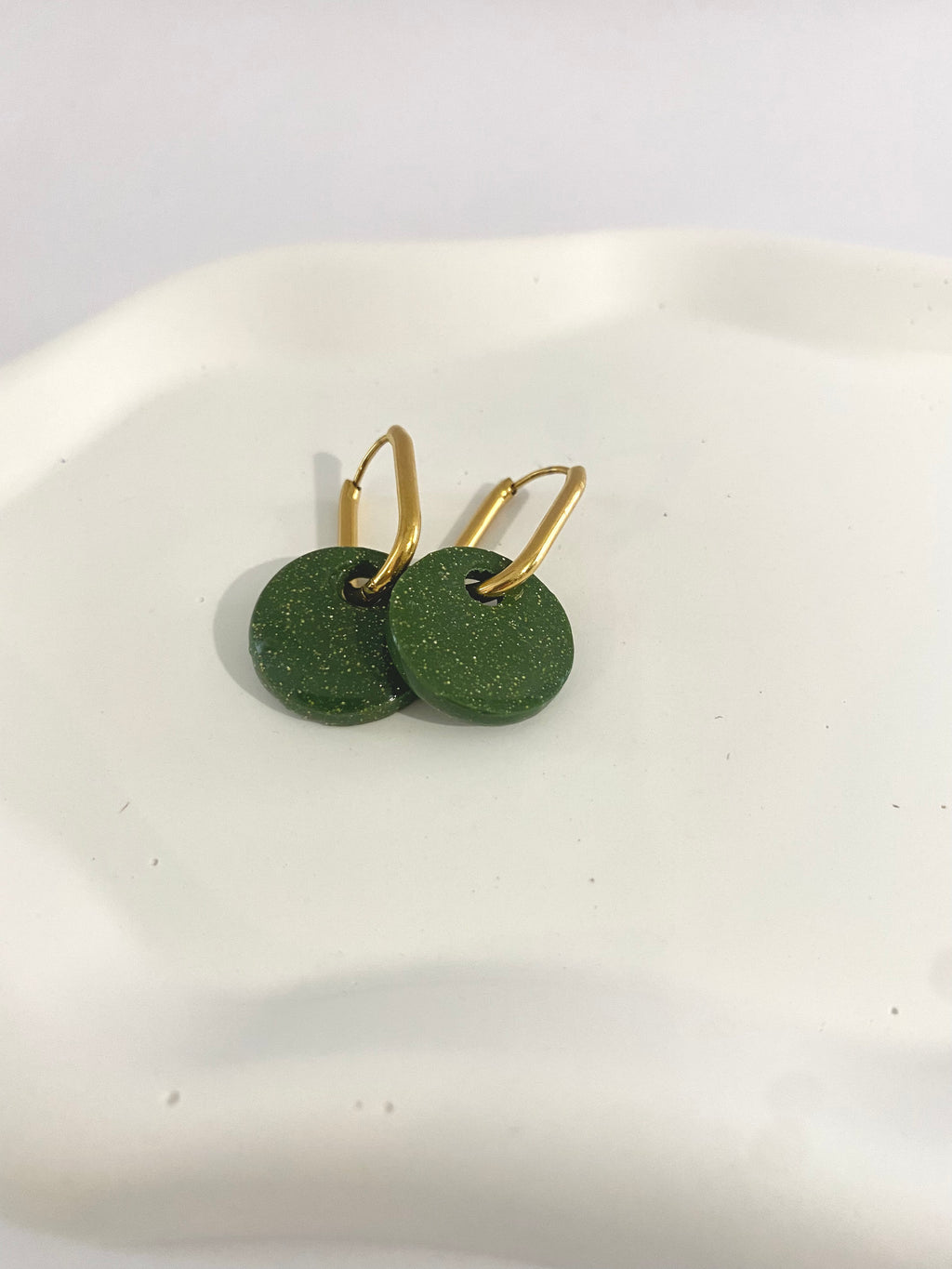 REcto verso créoles ovales acier inoxydable doré 304L avec pastille résine vert olive