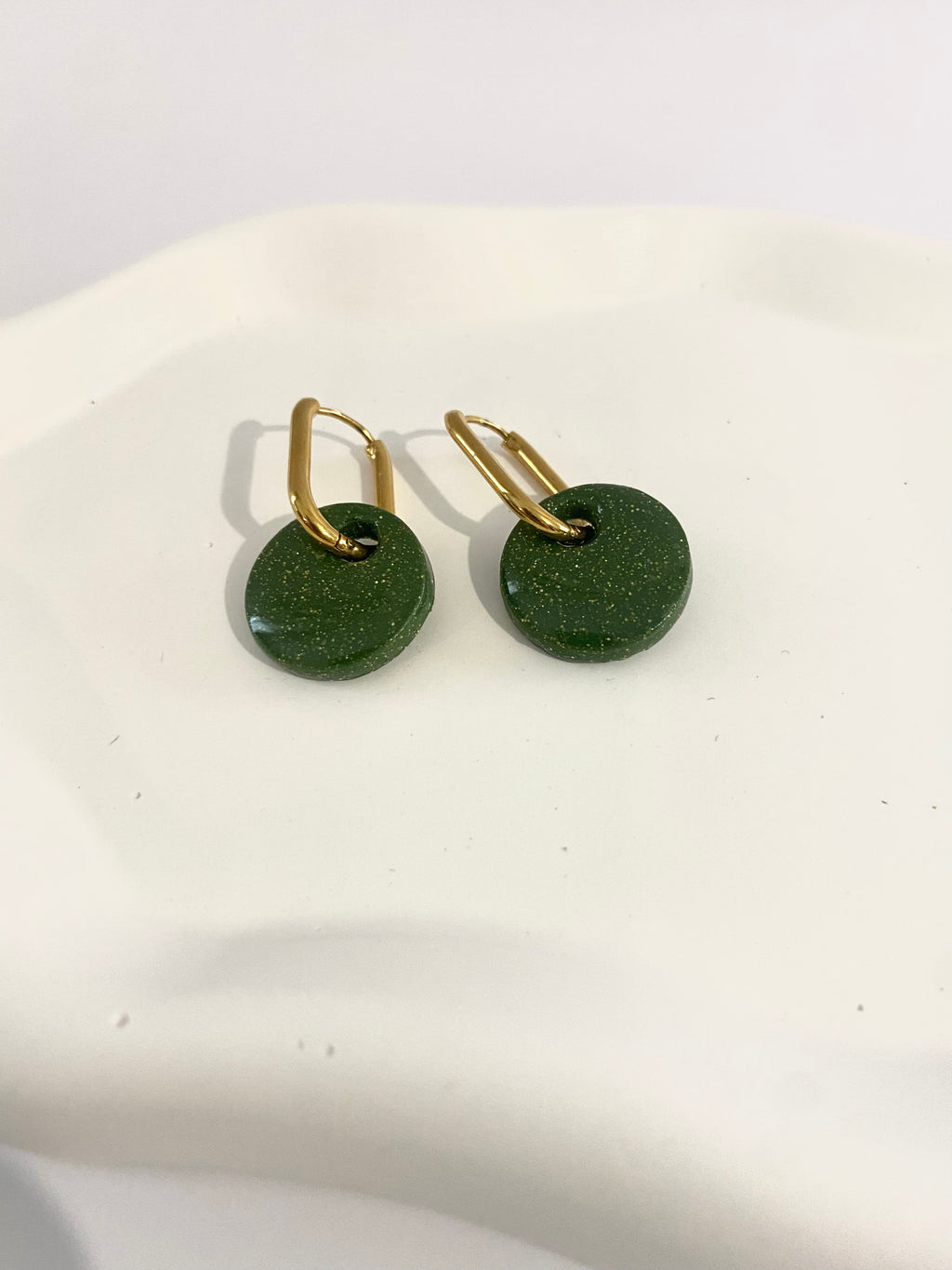 Détail créoles acier inoxydable argent 304L hypoallergénique pastille vert olive