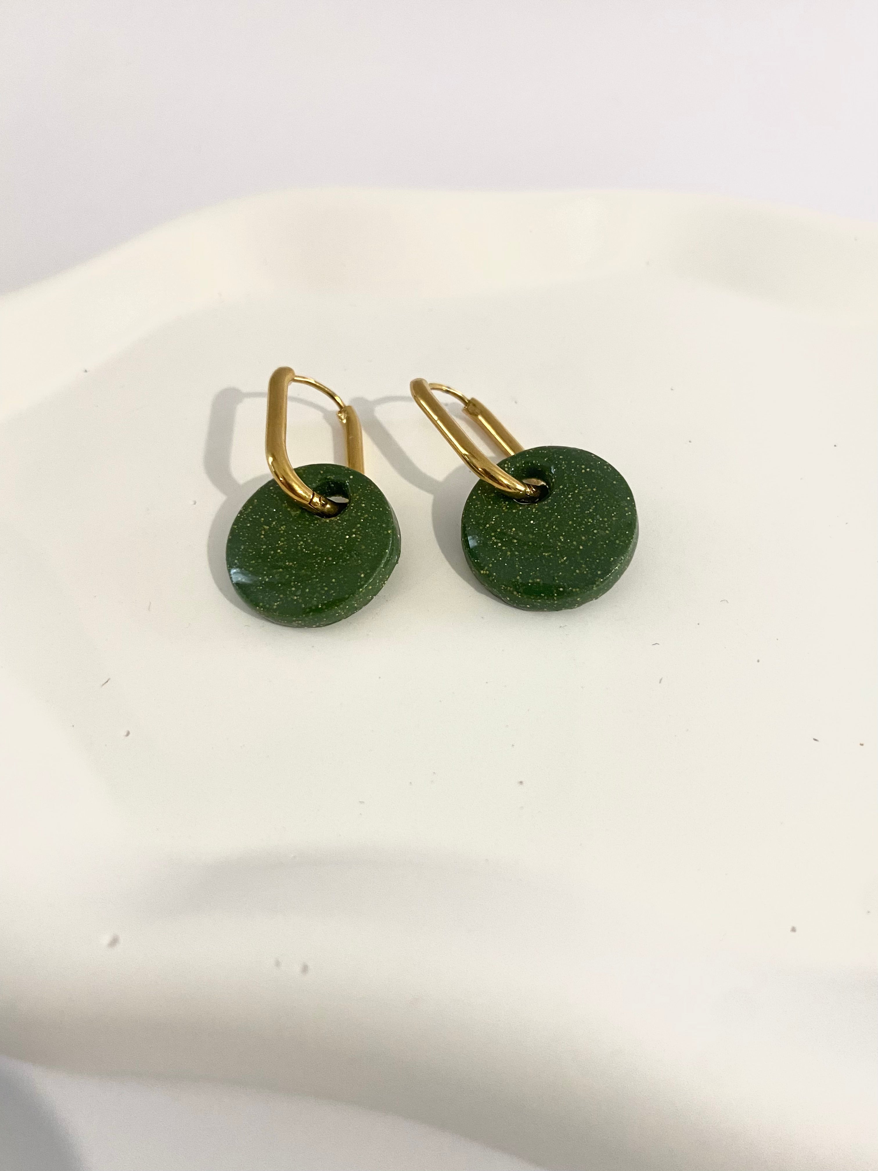 Détail créoles acier inoxydable argent 304L hypoallergénique pastille vert olive