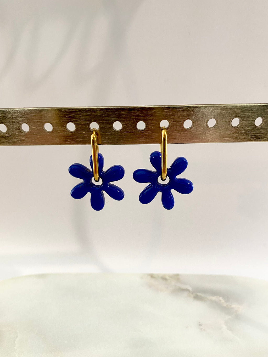 Boucle d'oreille fleur pop bleu avec créole or