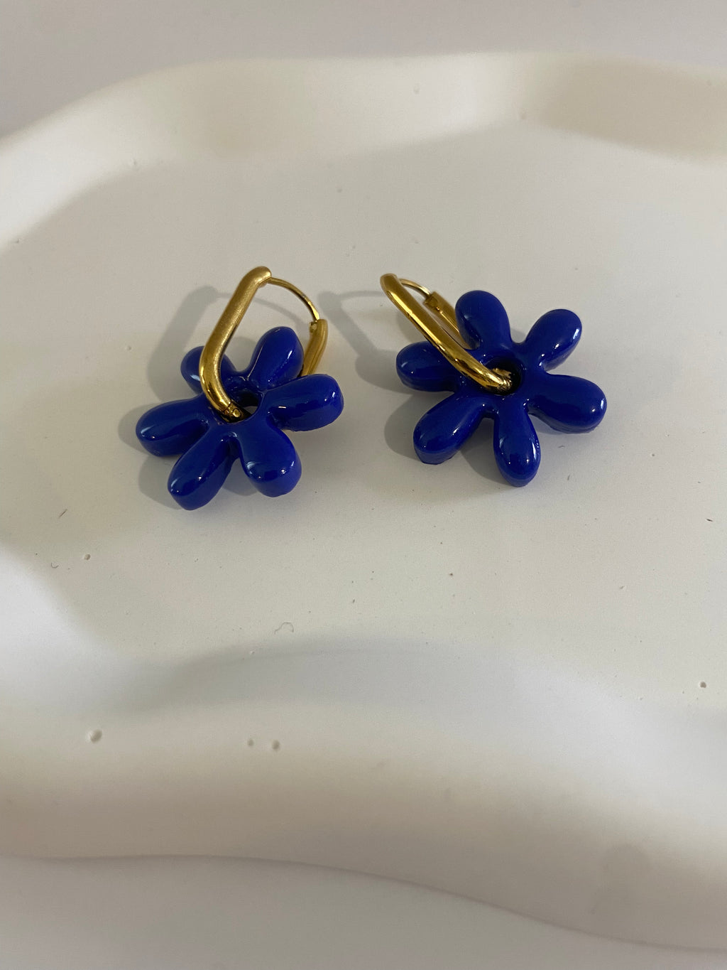 Boucle d'oreille fleur pop bleu roi
