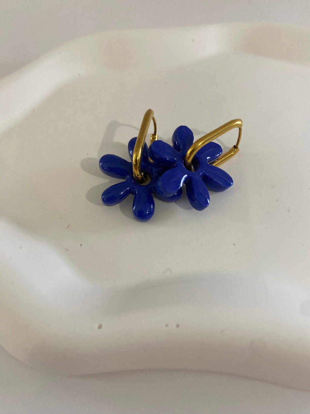 Boucle d'oreille fleur pop bleu recto et verso