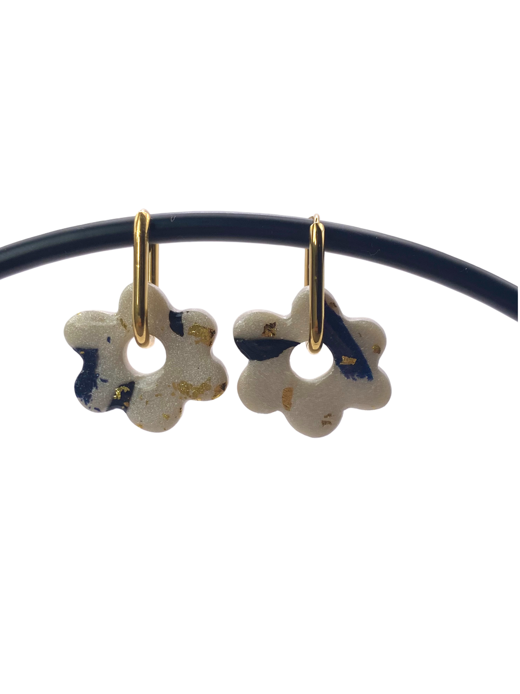 Boucles d'oreilles fleurs nacrées avec feuilles d'or