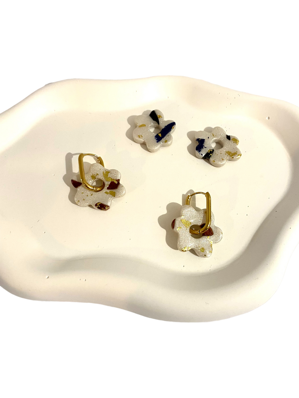 Boucles d'oreilles fleurs nacrées avec feuilles d'or