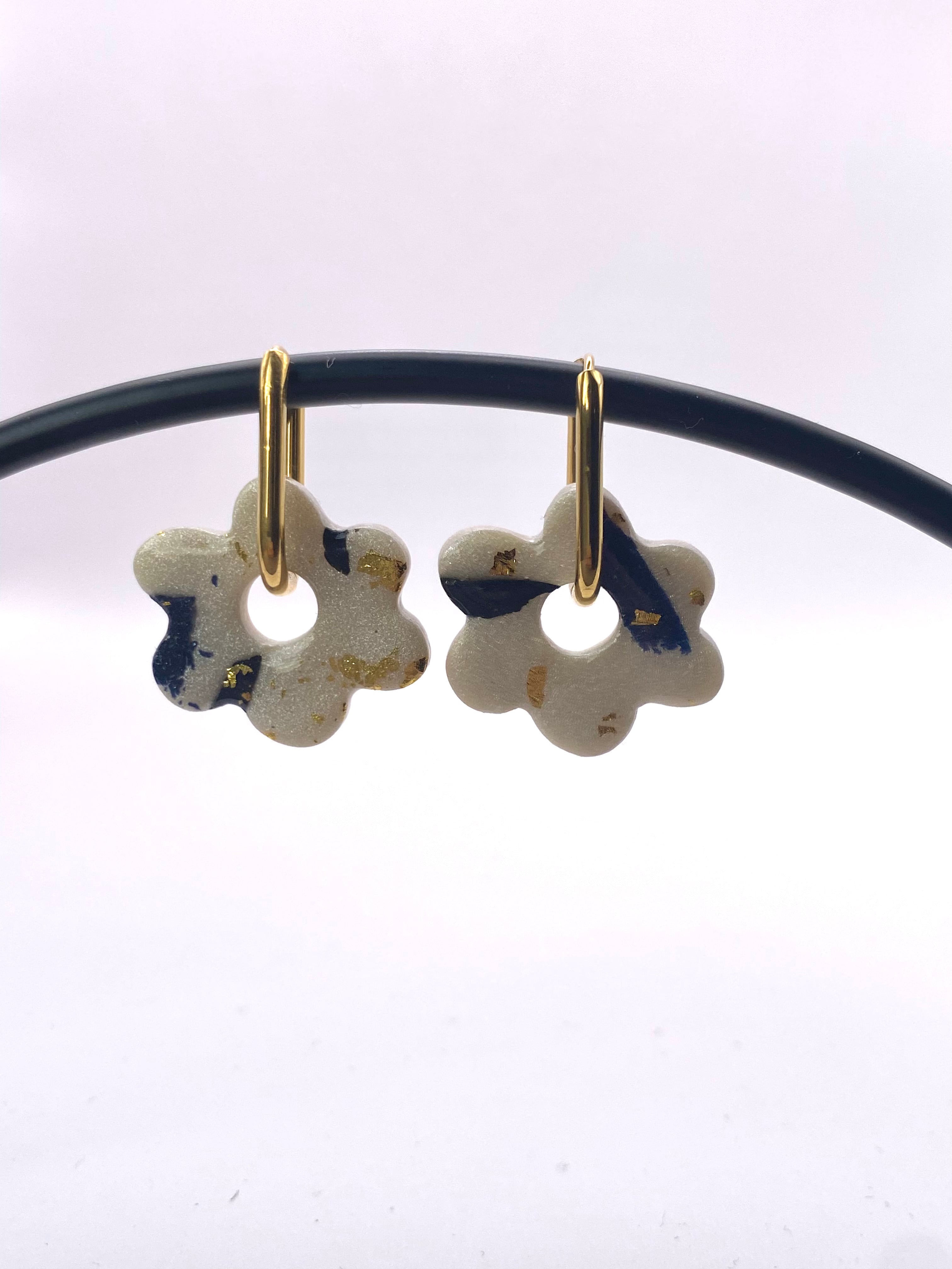 Boucles d'oreilles fleurs nacrées avec feuilles d'or
