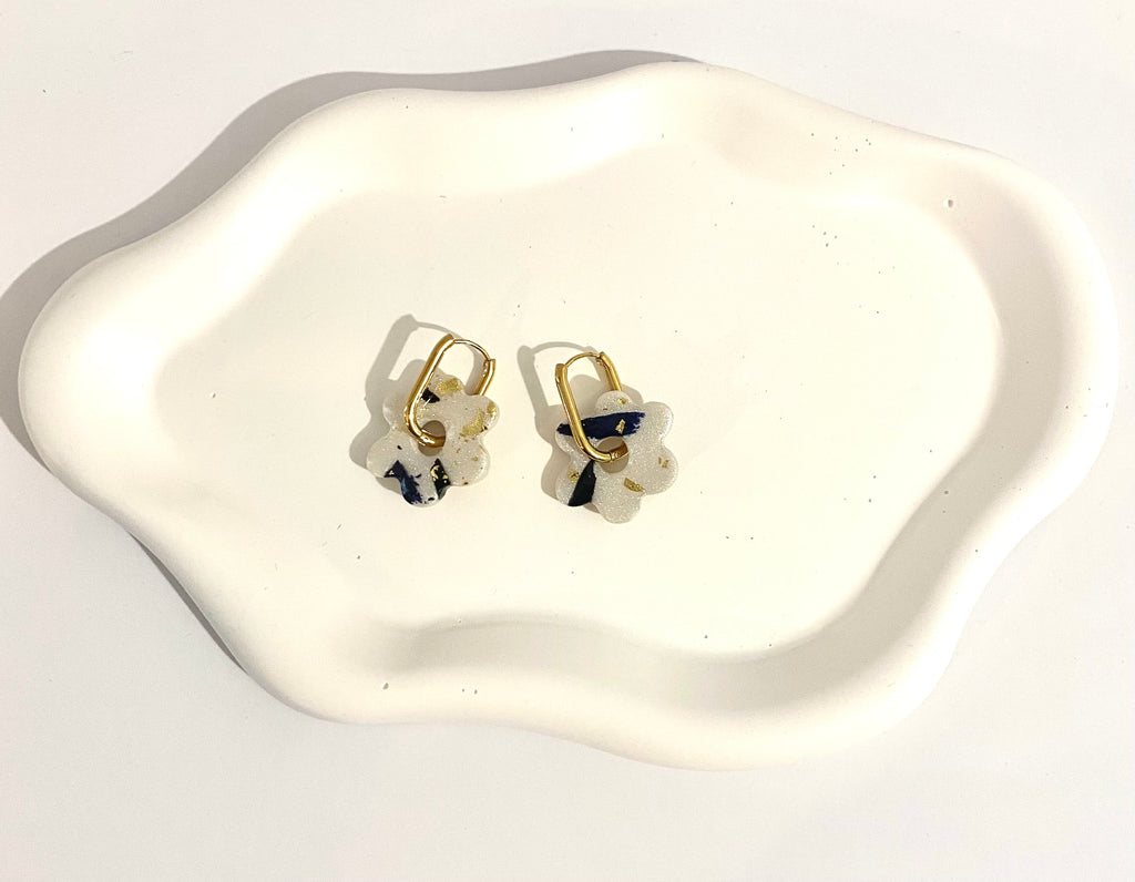 Boucles d'oreilles fleurs nacrées avec feuilles d'or