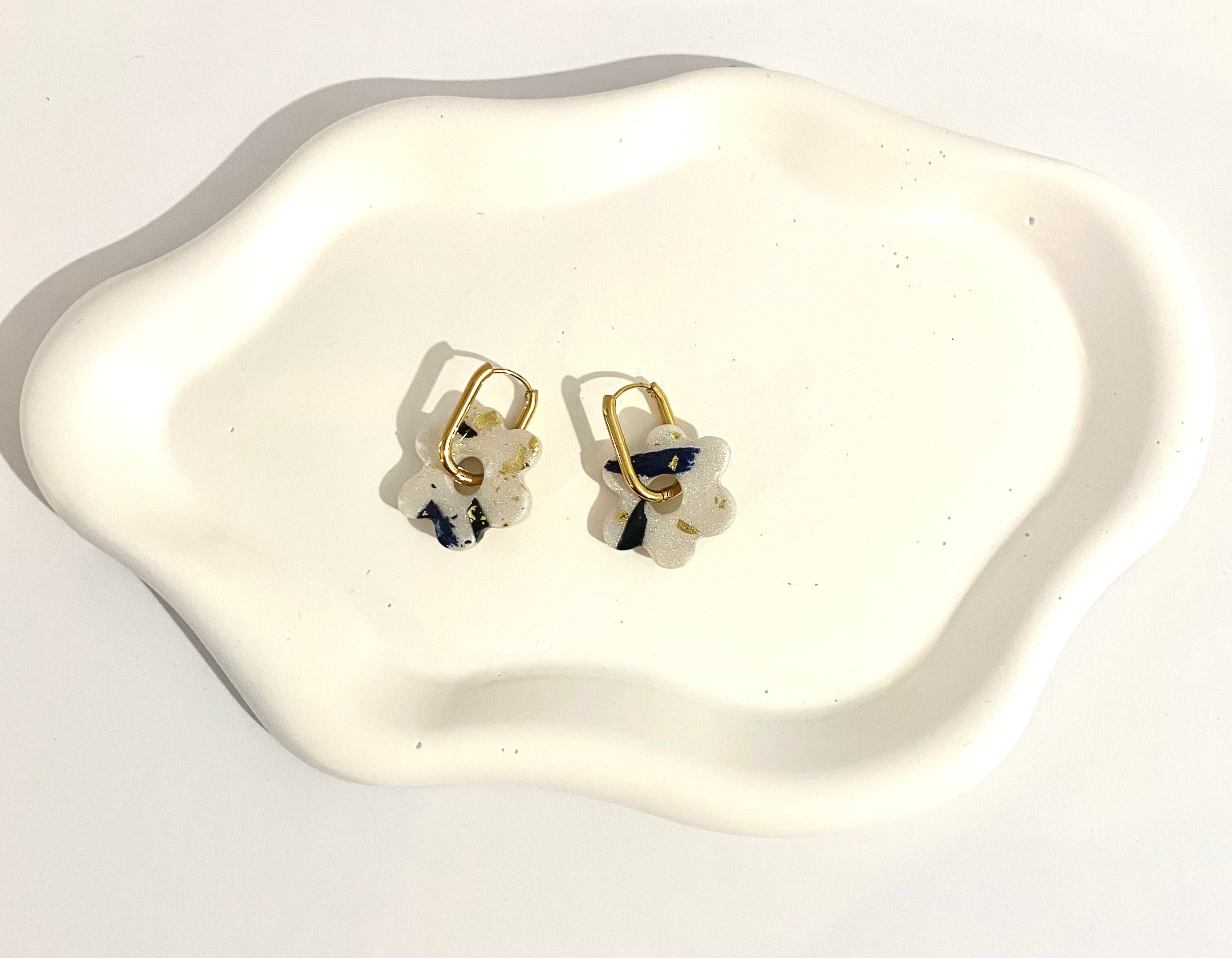 Boucles d'oreilles fleurs nacrées avec feuilles d'or