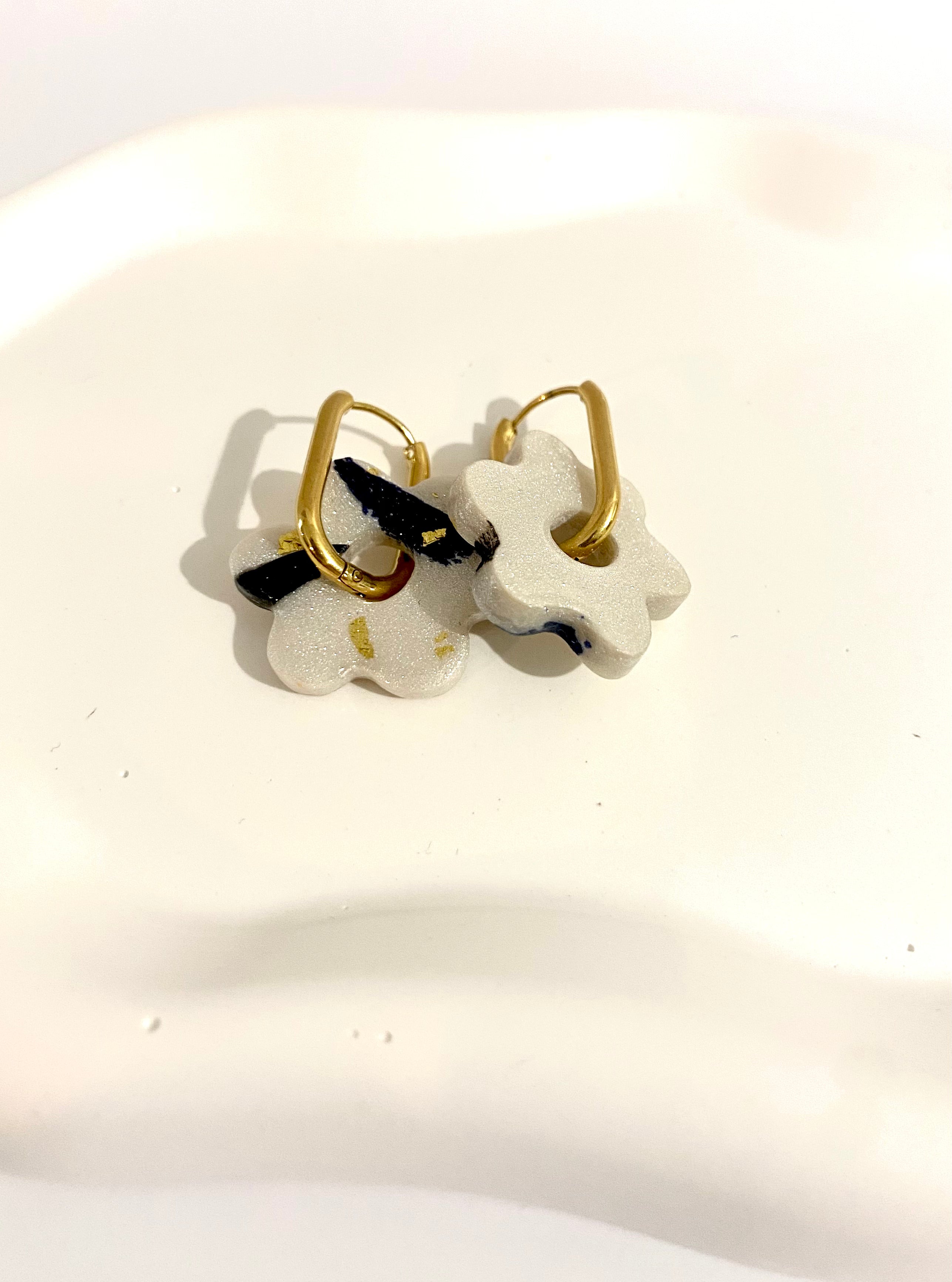 Boucles d'oreilles fleurs nacrées avec feuilles d'or