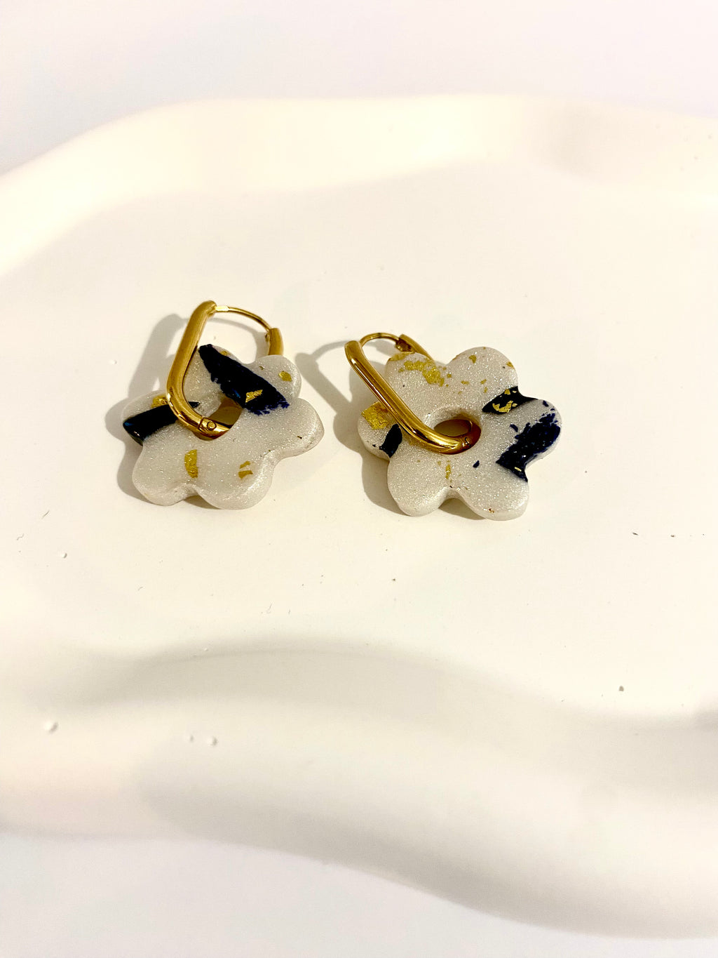 Boucles d'oreilles fleurs nacrées avec feuilles d'or