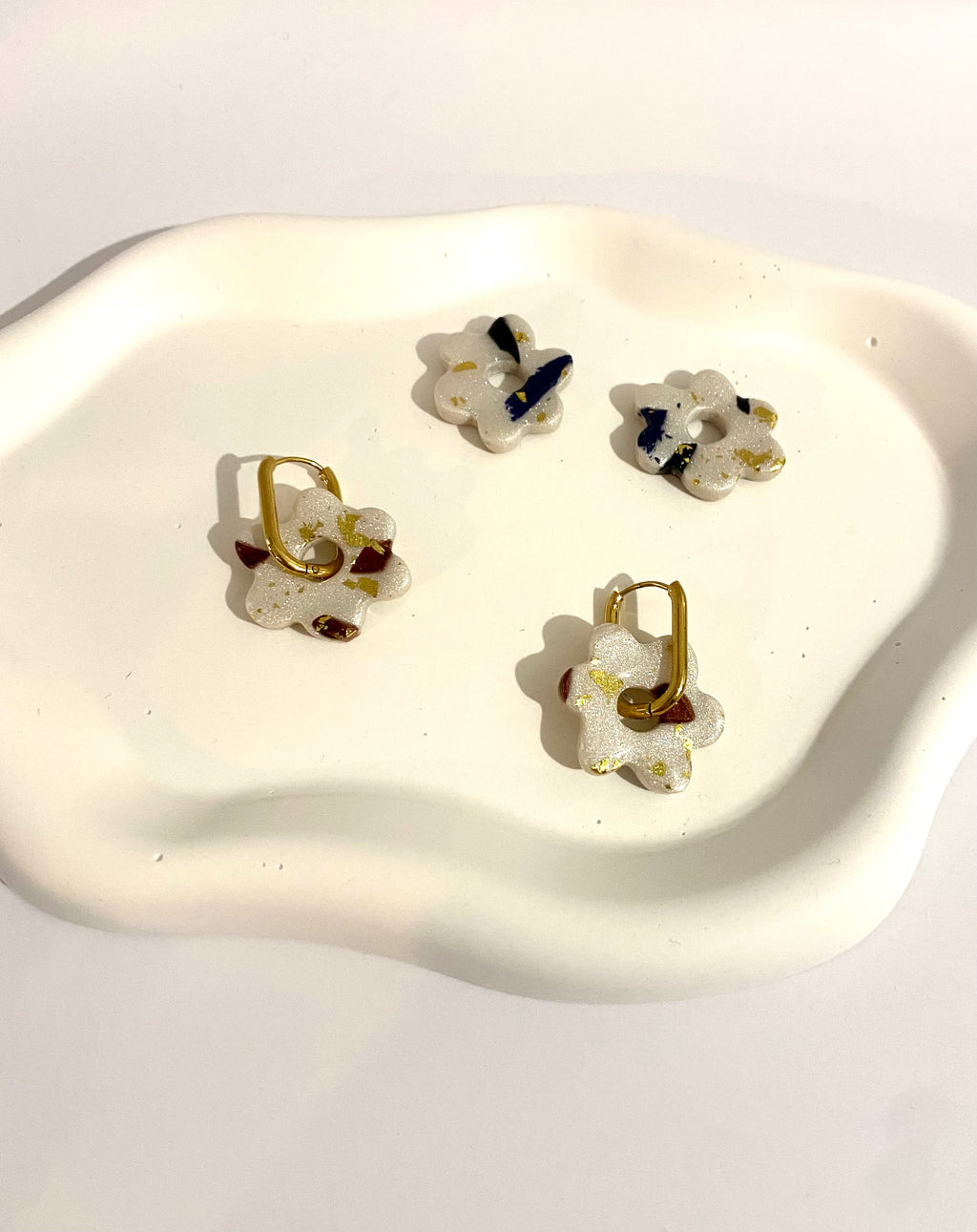 Boucles d'oreilles fleurs nacrées avec feuilles d'or