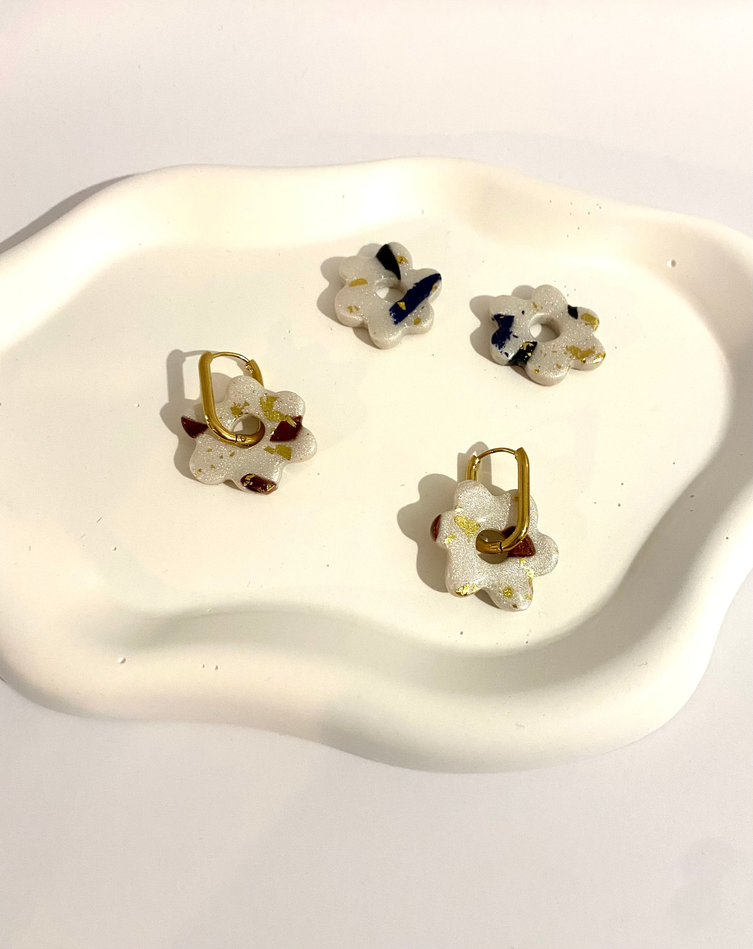 Boucles d'oreilles fleurs nacrées avec feuilles d'or