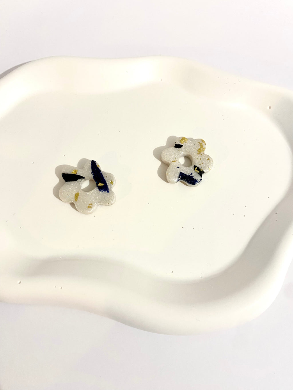 Boucles d'oreilles fleurs nacrées avec feuilles d'or