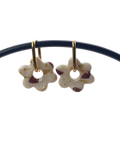 Boucles d'oreilles fleurs nacrées avec feuilles d'or