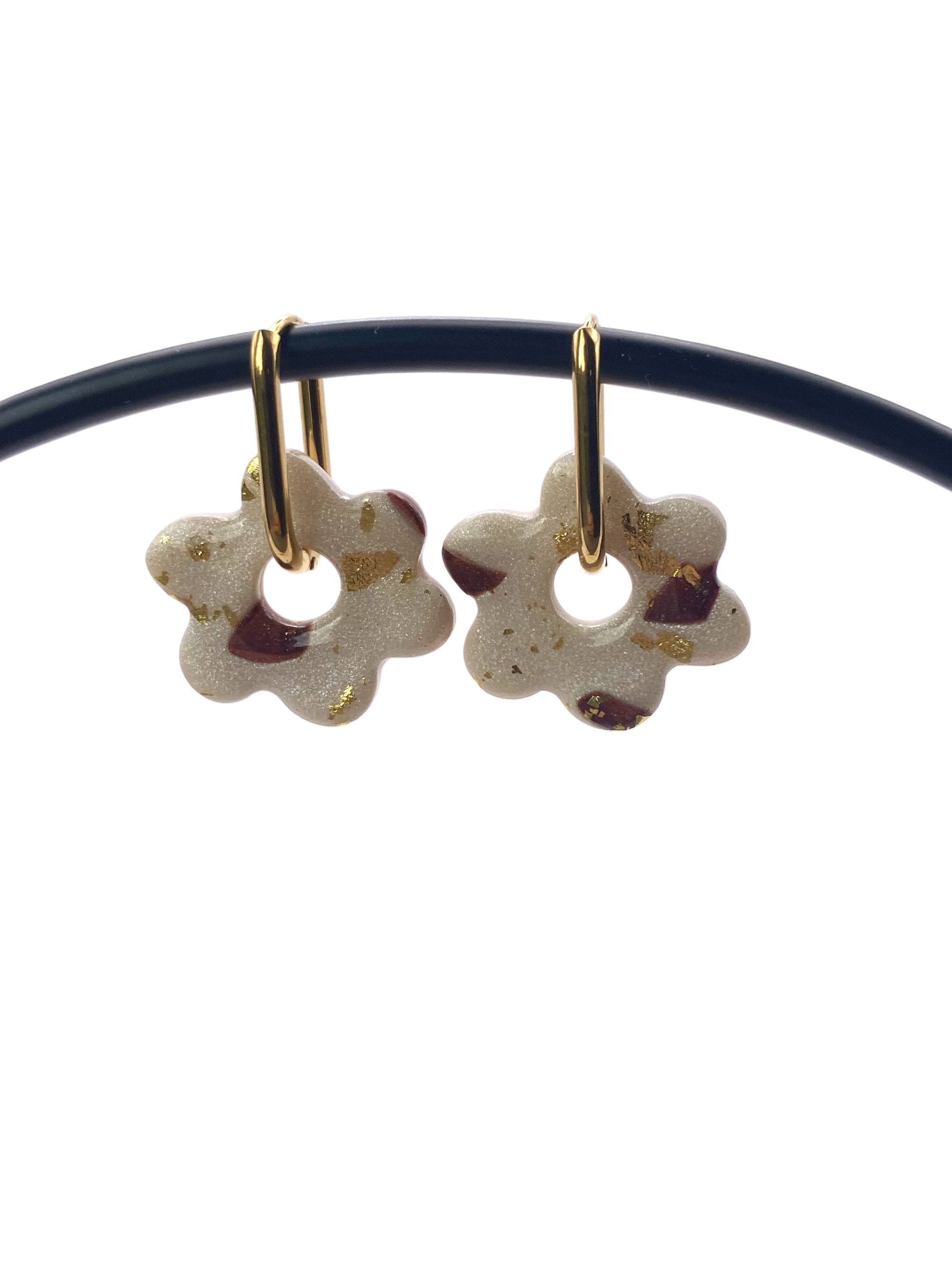 Boucles d'oreilles fleurs nacrées avec feuilles d'or