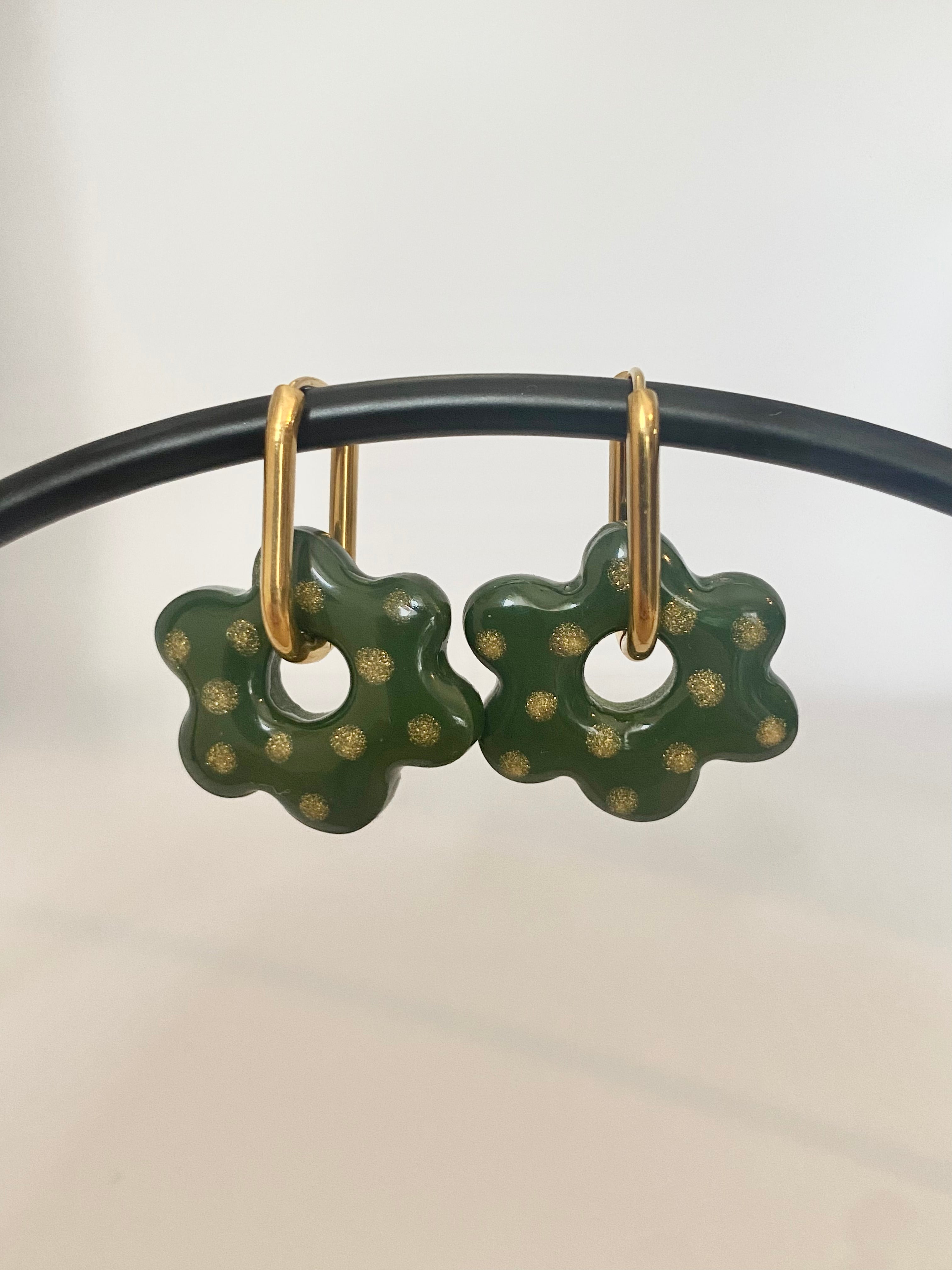 Boucles d'Oreilles Créoles Fleur Verte à Pois Dorés, Bijou Fait Main en France, Acier Inoxydable