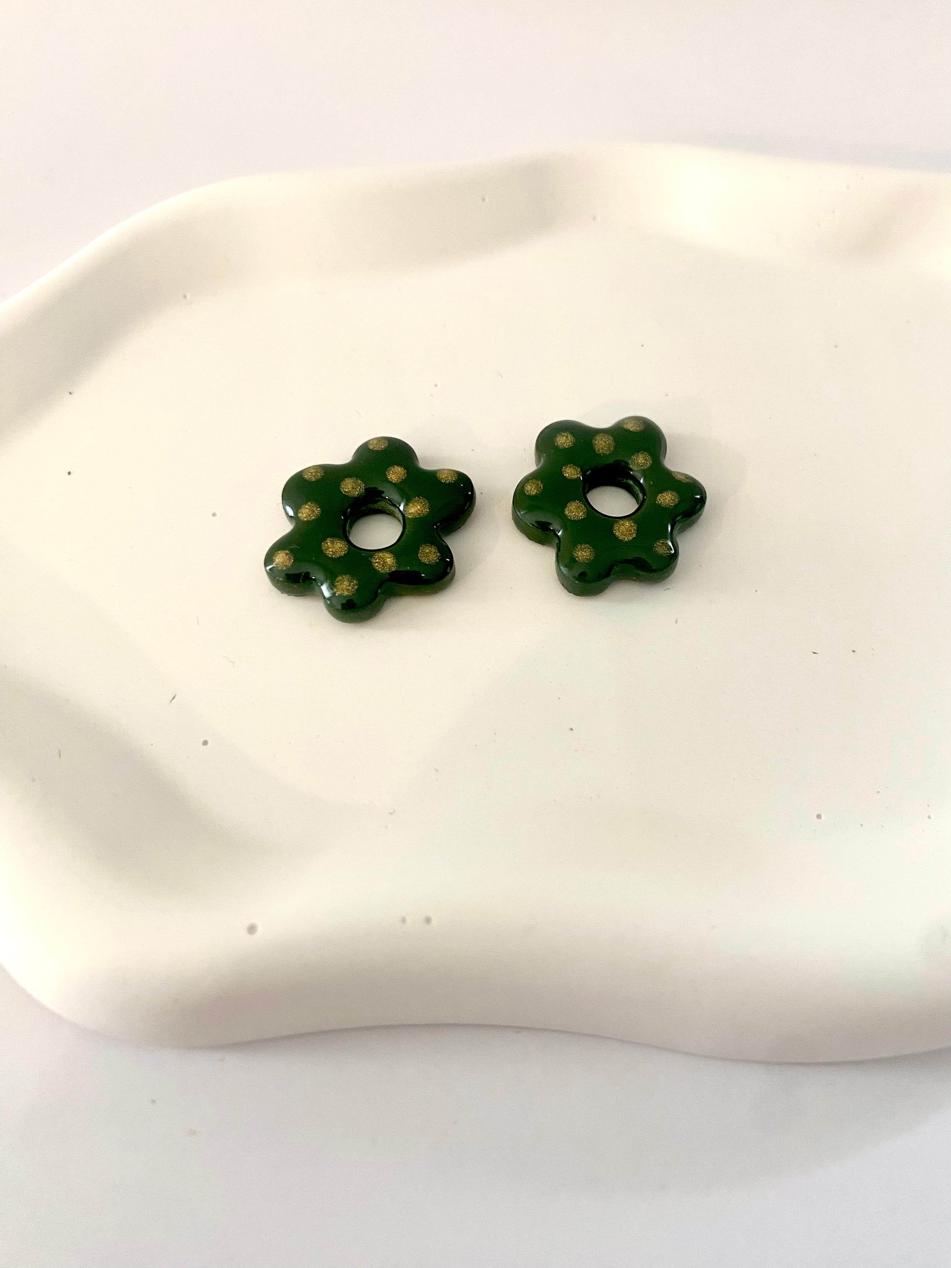 Boucles d'Oreilles Créoles Fleur Verte à Pois Dorés, Bijou Fait Main en France, Acier Inoxydable