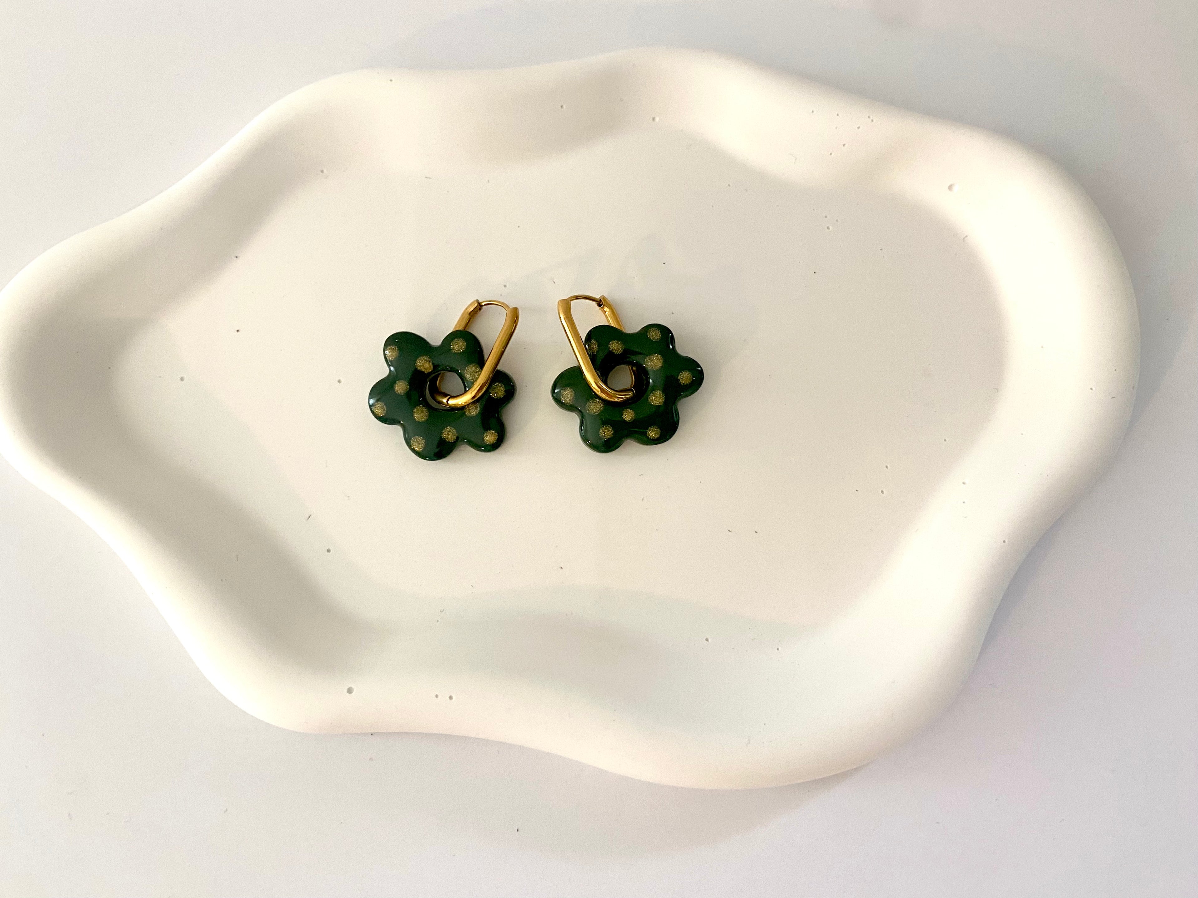Boucles d'Oreilles Créoles Fleur Verte à Pois Dorés, Bijou Fait Main en France, Acier Inoxydable