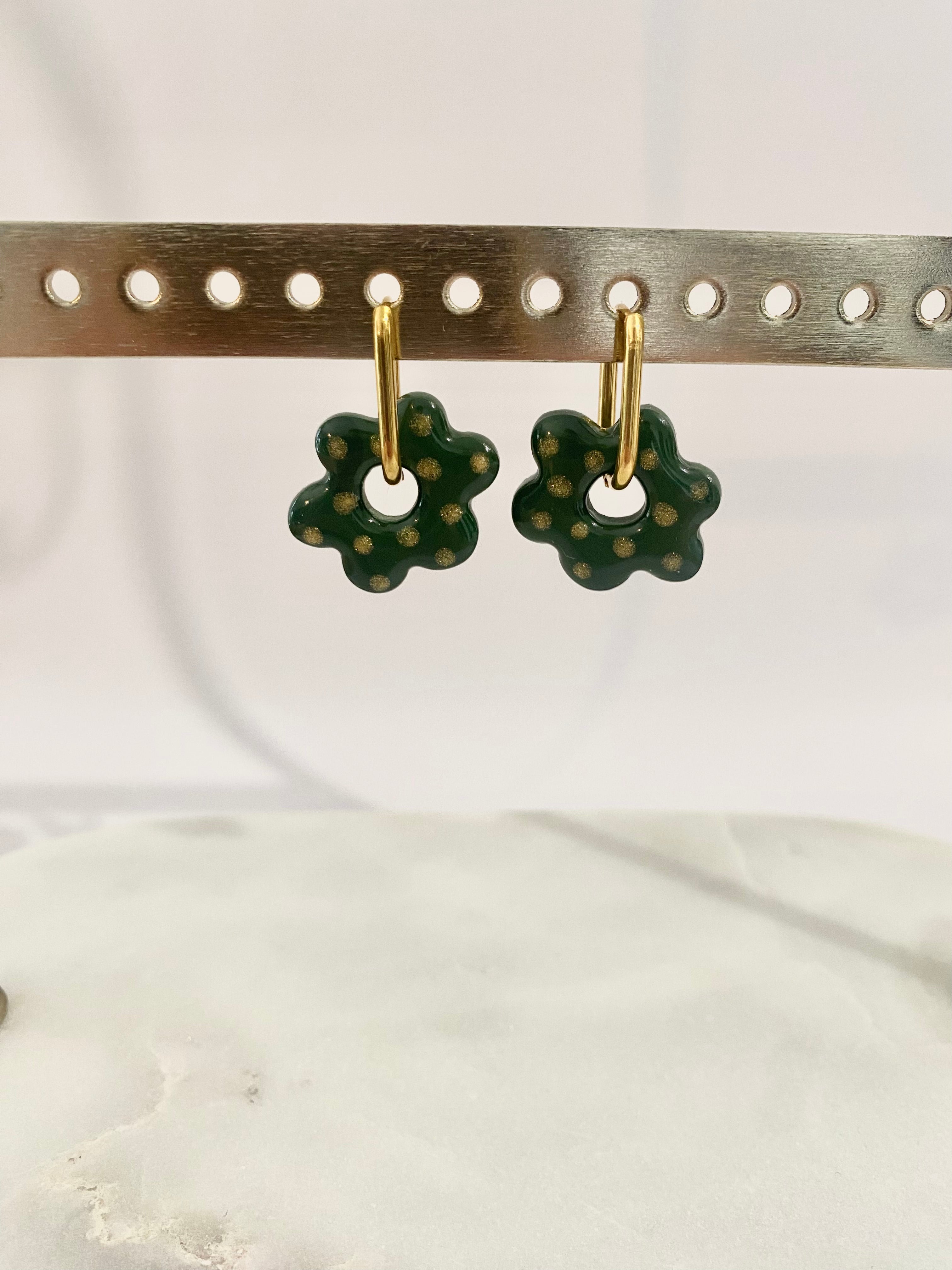 Boucles d'Oreilles Créoles Fleur Verte à Pois Dorés, Bijou Fait Main en France, Acier Inoxydable