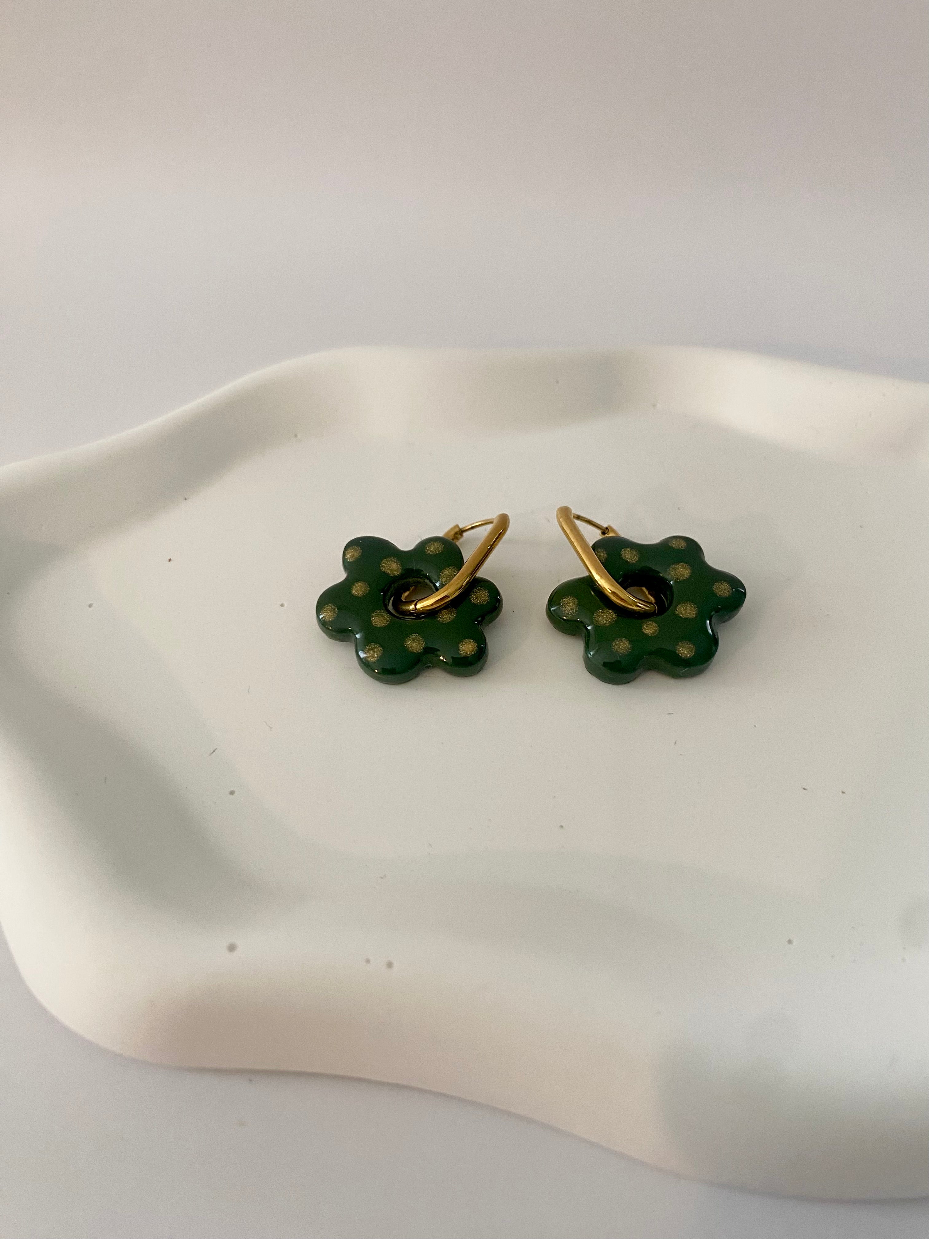 Boucles d'Oreilles Créoles Fleur Verte à Pois Dorés, Bijou Fait Main en France, Acier Inoxydable