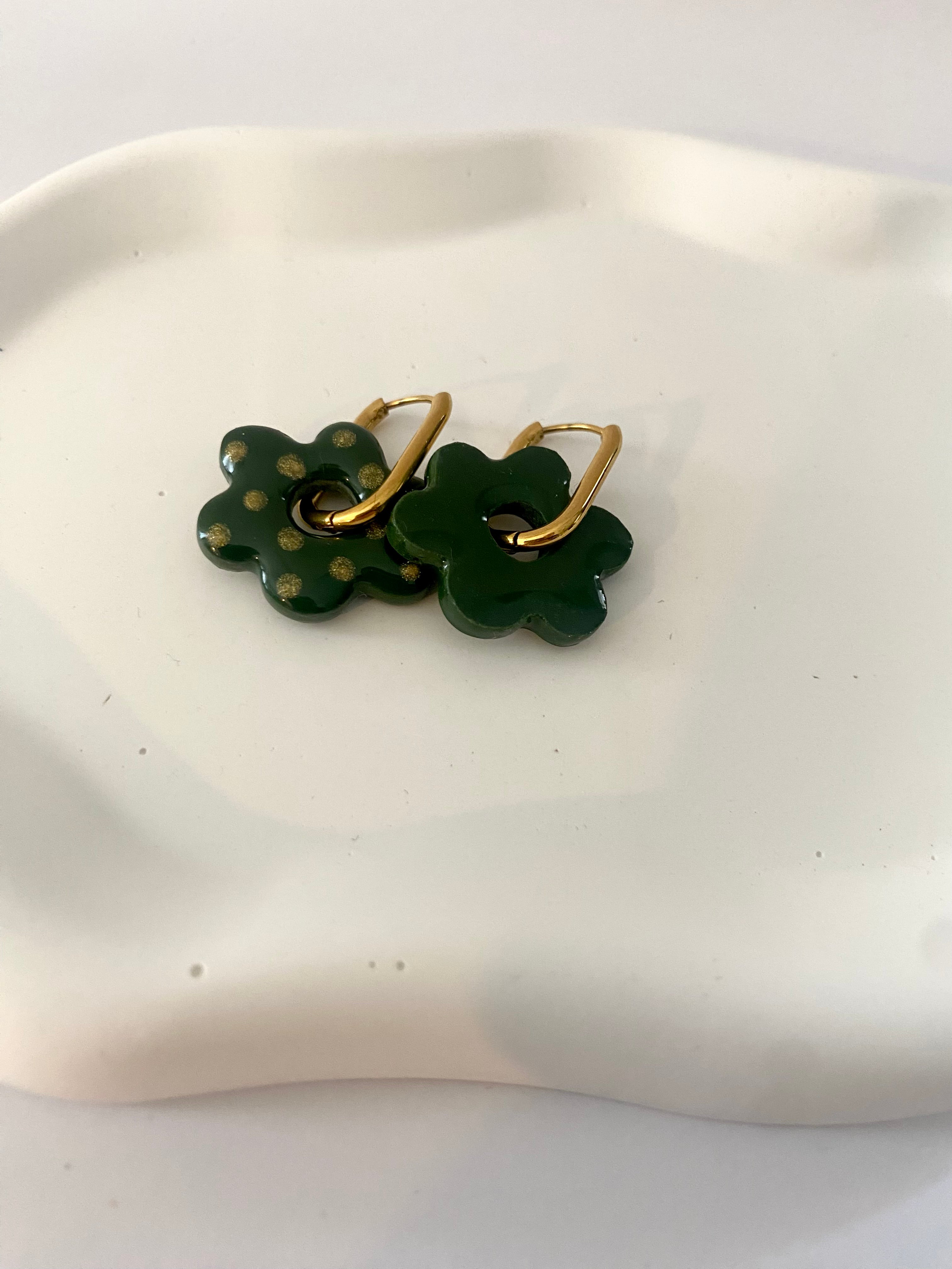 Boucles d'Oreilles Créoles Fleur Verte à Pois Dorés, Bijou Fait Main en France, Acier Inoxydable