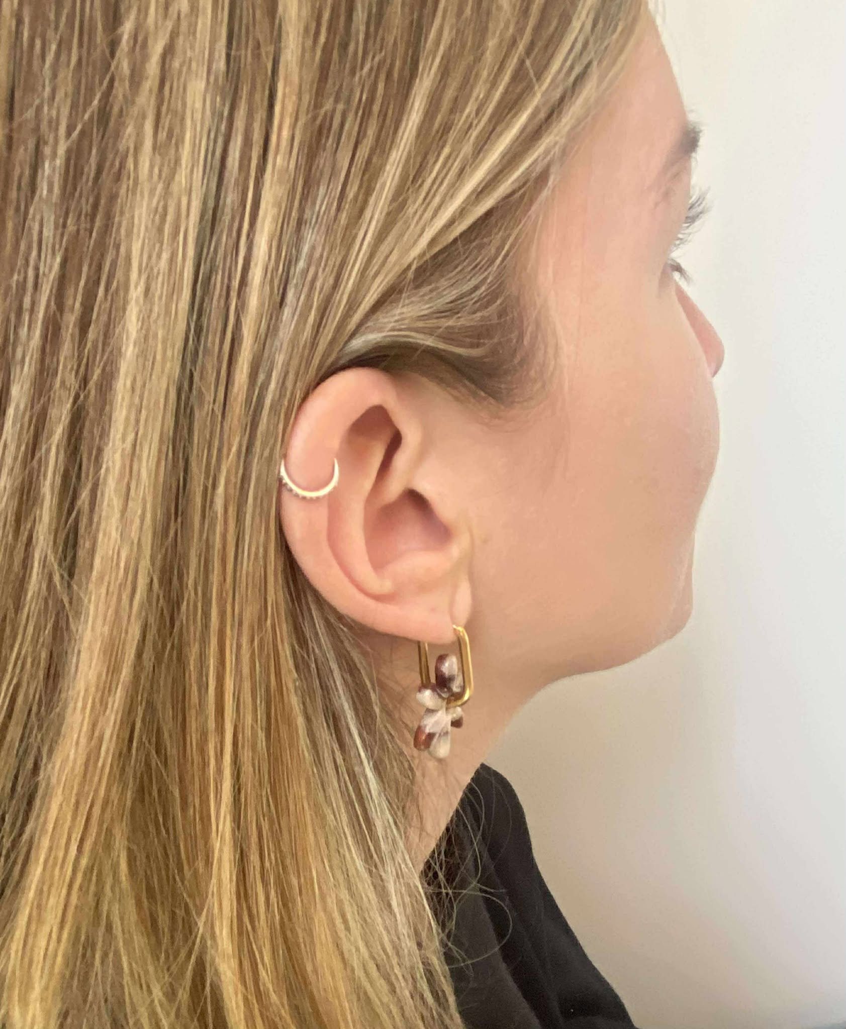 Boucle d'oreille fleur pop porté Mb