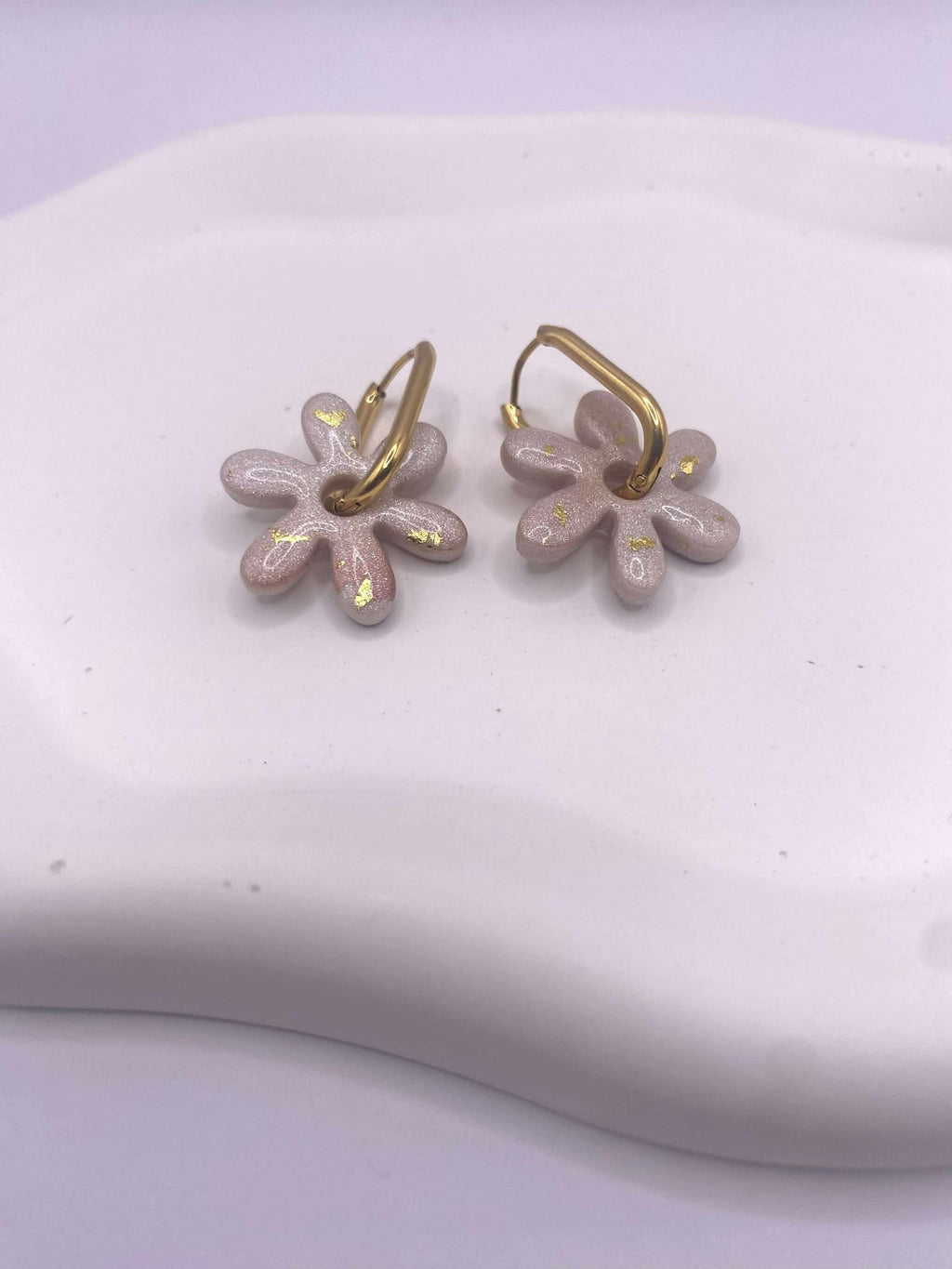 Boucle d'oreille fleur motif marguerite marbré