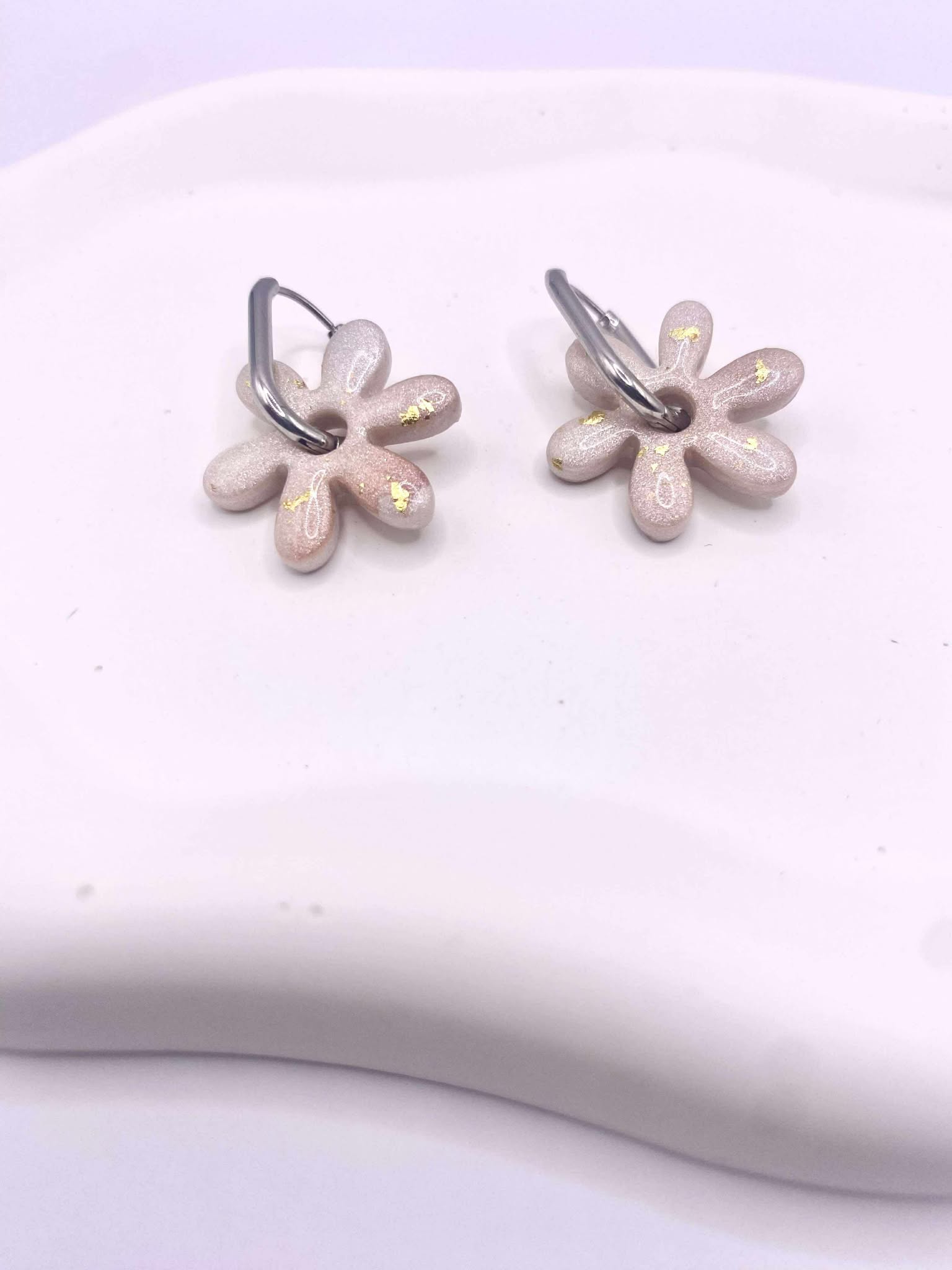 Boucle d'oreille fleur motif marguerite créole argent
